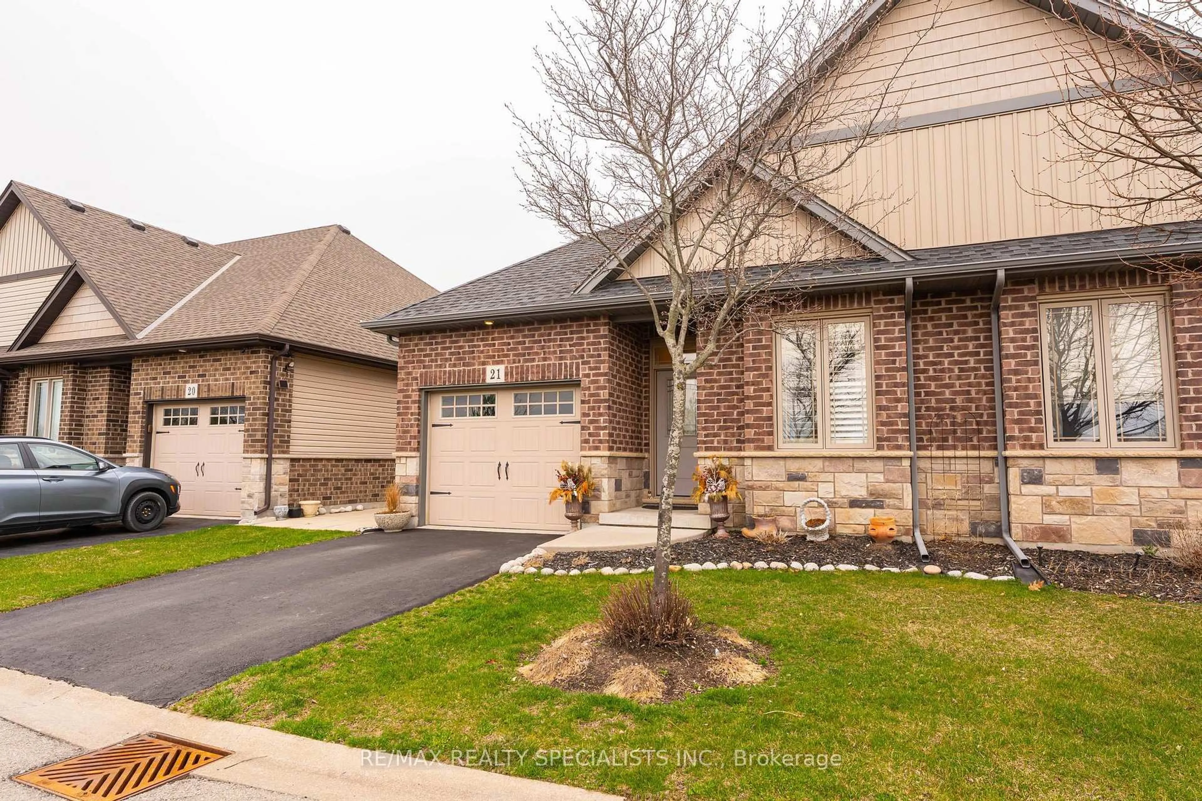 Home with brick exterior material, street for 9528 Hendershot Blvd #21, Niagara Falls Ontario L2H 0M1