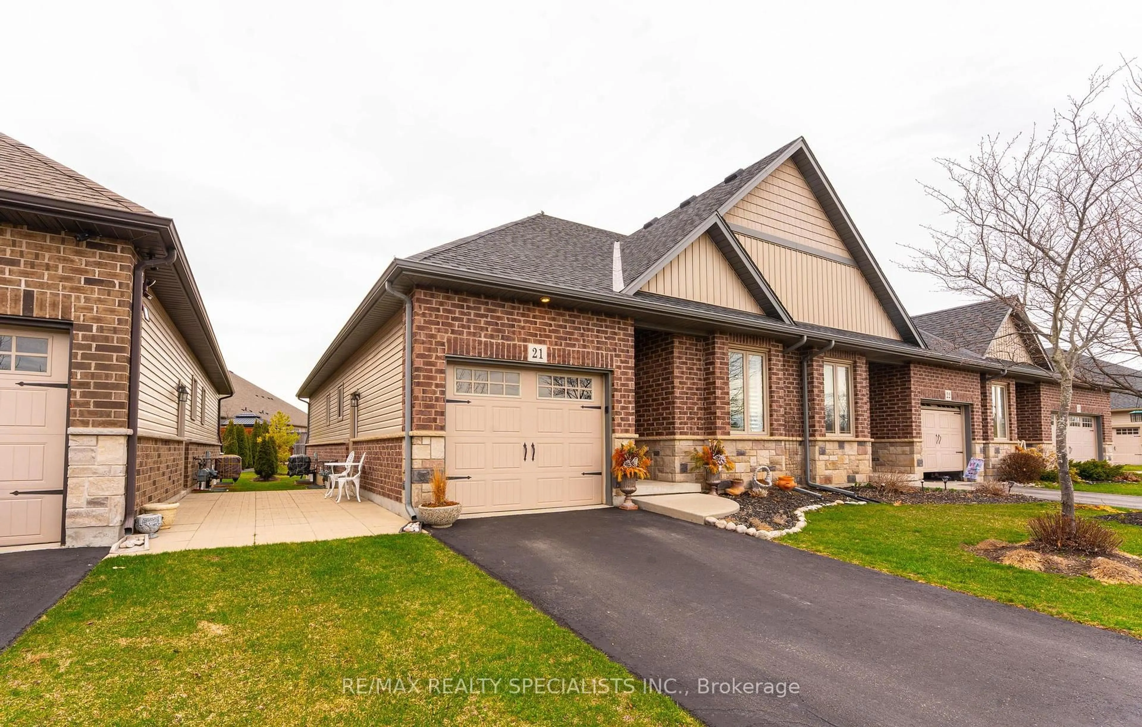 Home with brick exterior material, street for 9528 Hendershot Blvd #21, Niagara Falls Ontario L2H 0M1