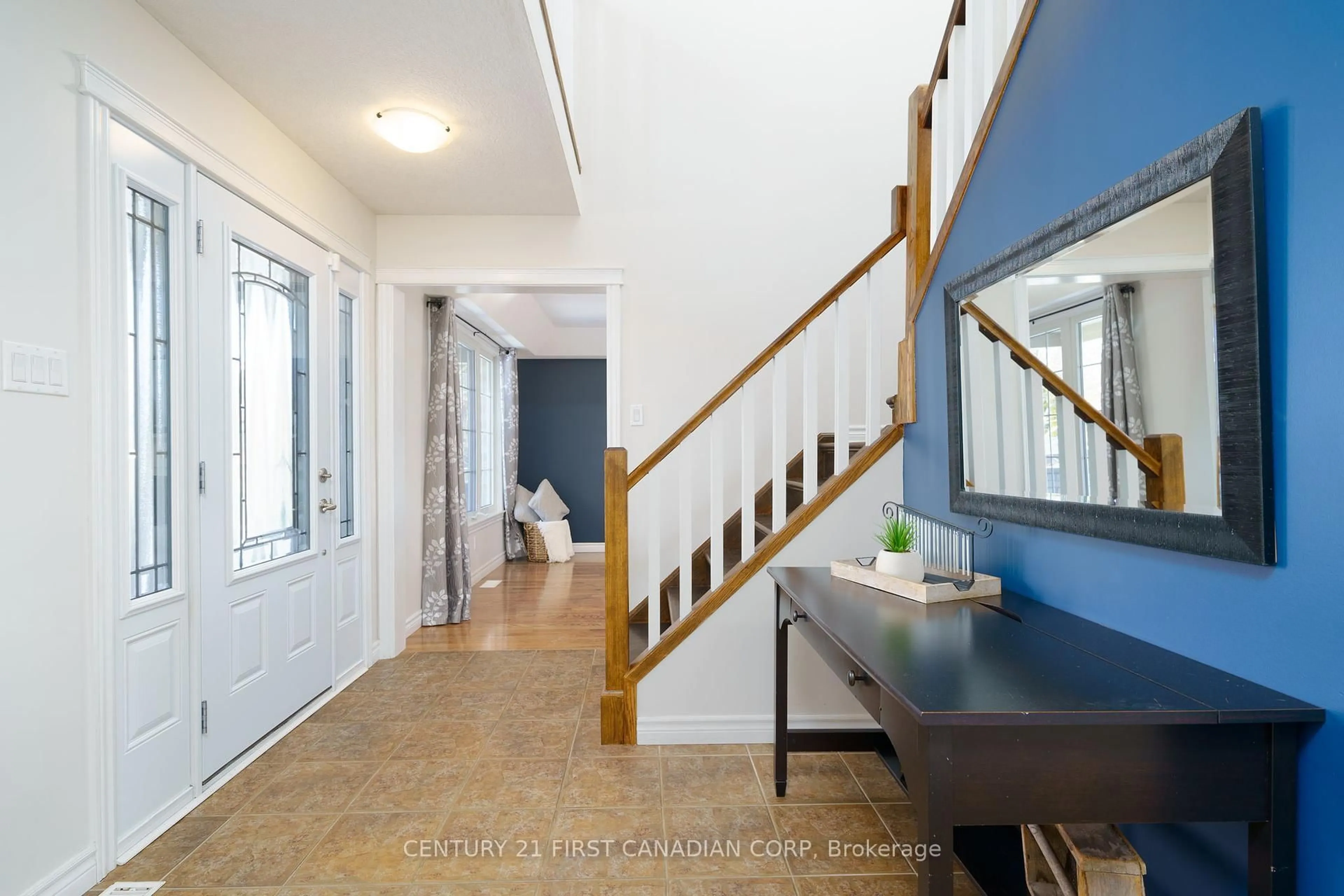 Indoor entryway for 102 Steven St, Strathroy-Caradoc Ontario N7G 4K9