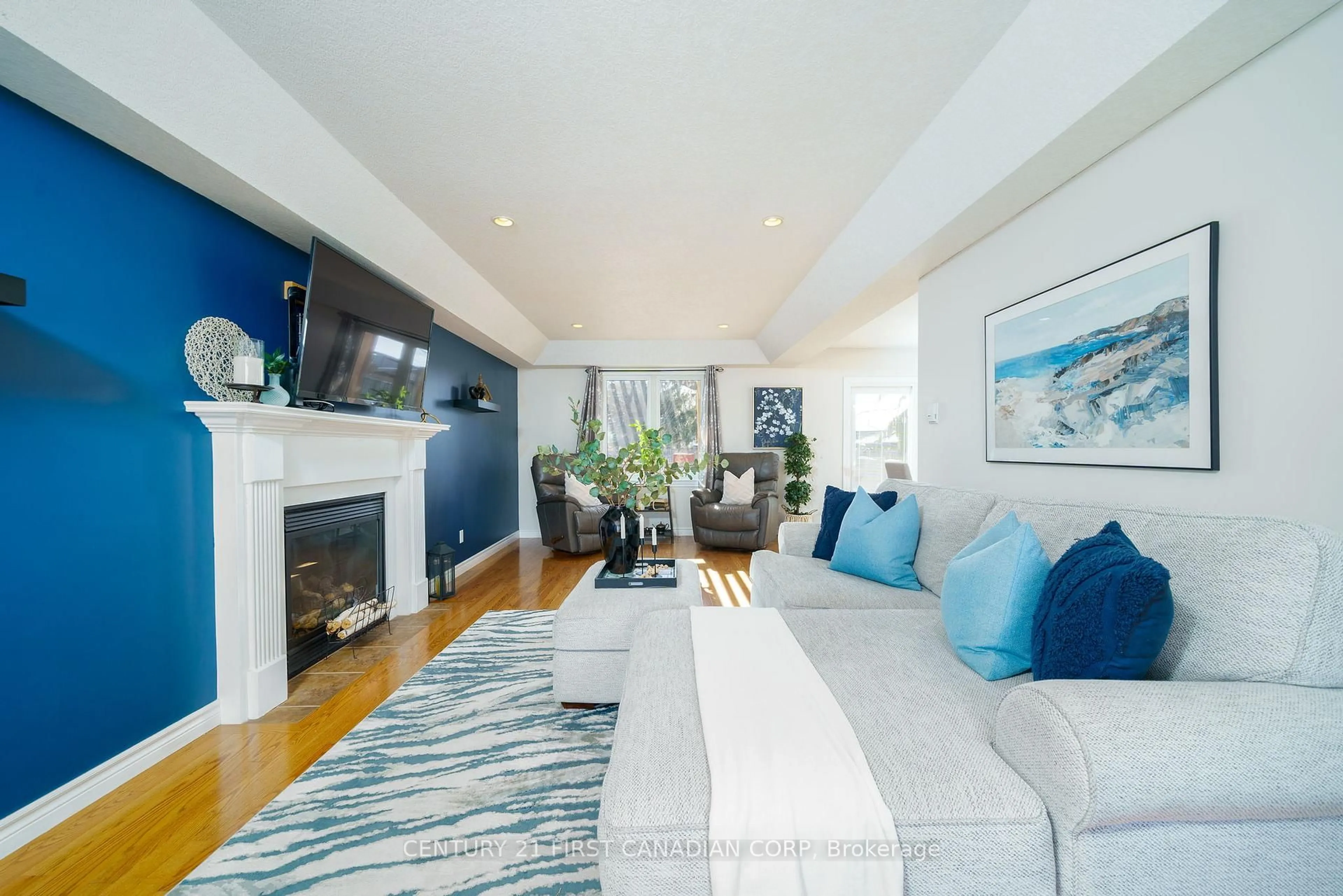 Living room with furniture, unknown for 102 Steven St, Strathroy-Caradoc Ontario N7G 4K9