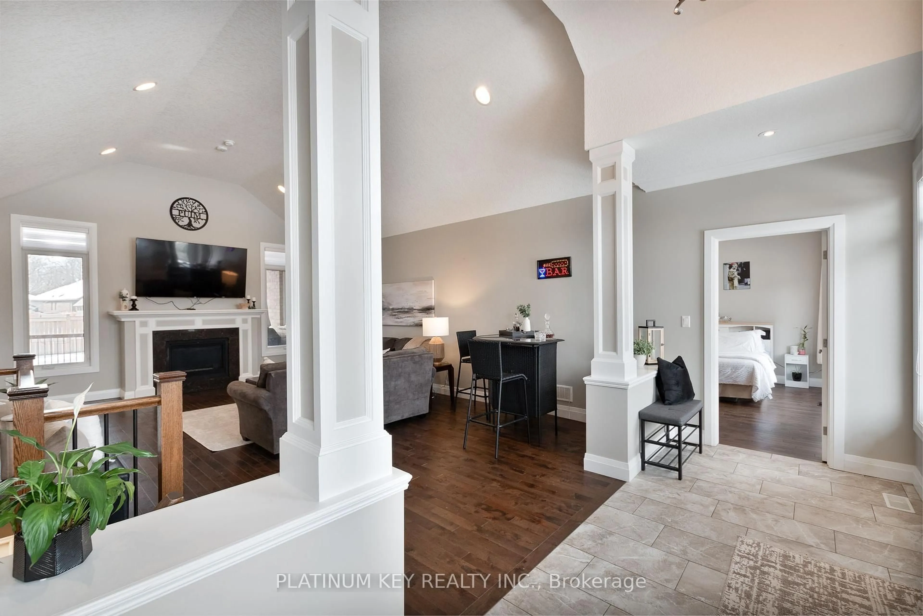 Indoor entryway for 50 Veale Cres, Strathroy-Caradoc Ontario N7G 0C9