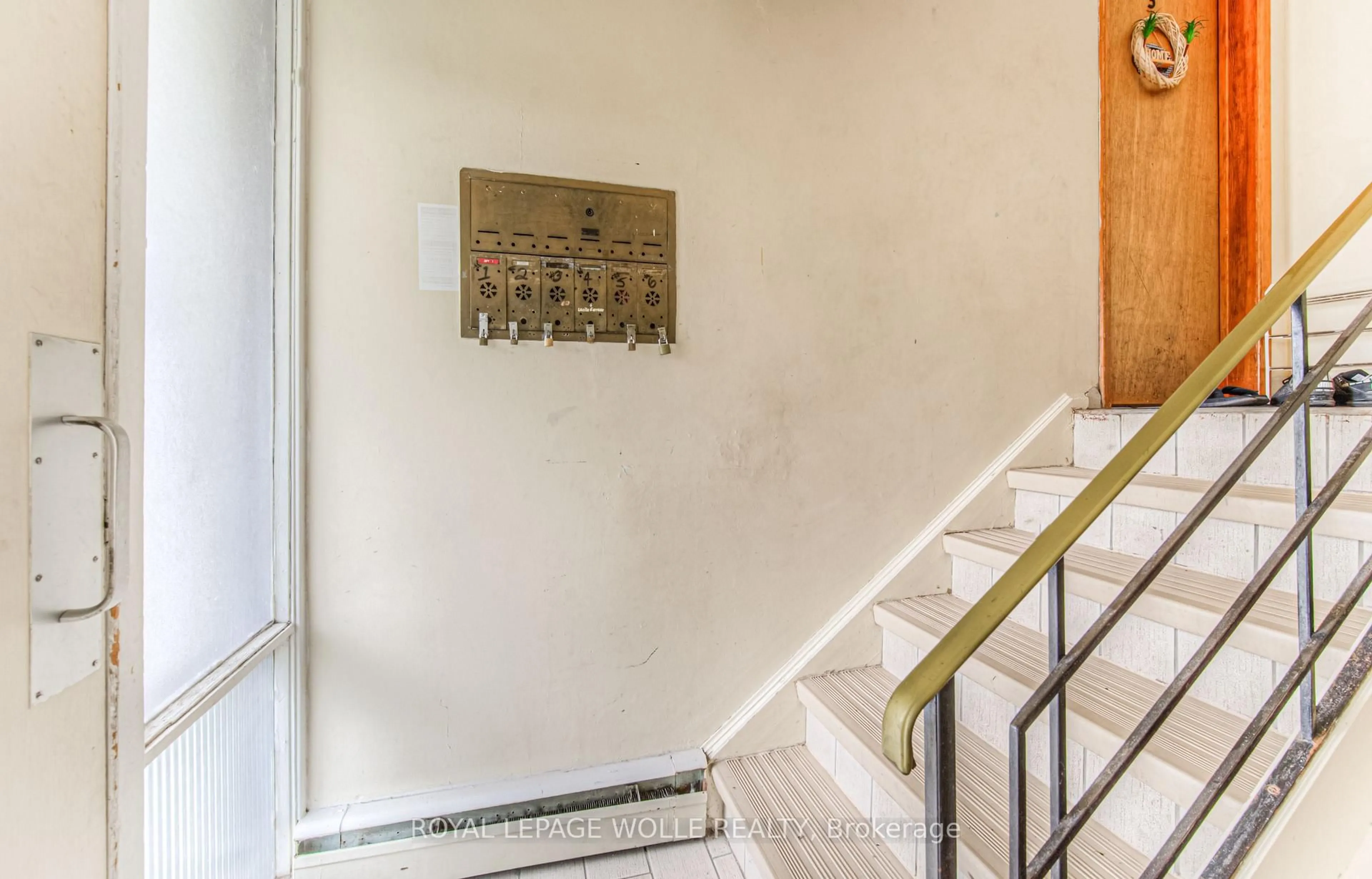 Indoor foyer for 24 Cait Ave, Kitchener Ontario N2C 1G4