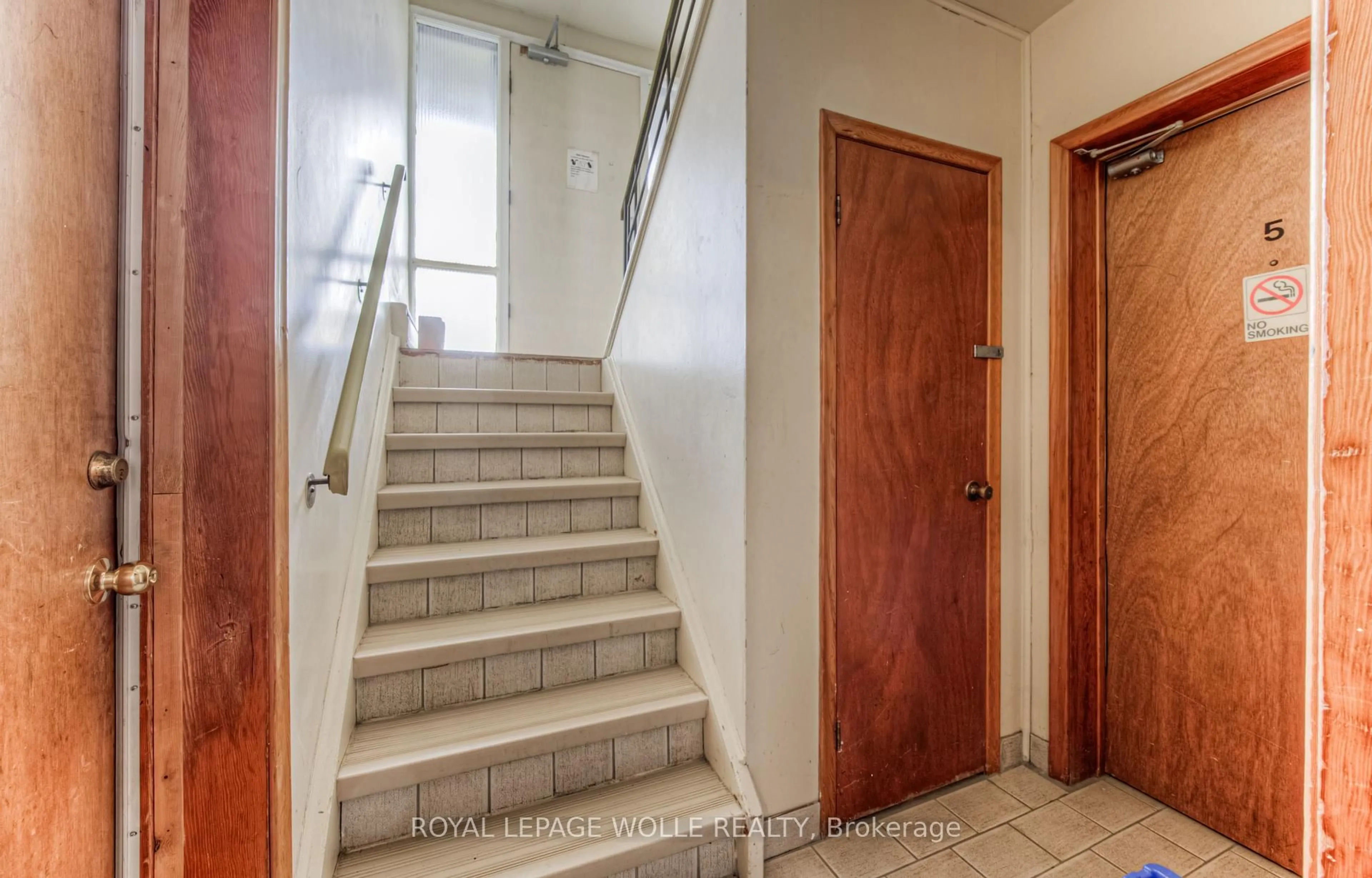 Indoor foyer for 24 Cait Ave, Kitchener Ontario N2C 1G4