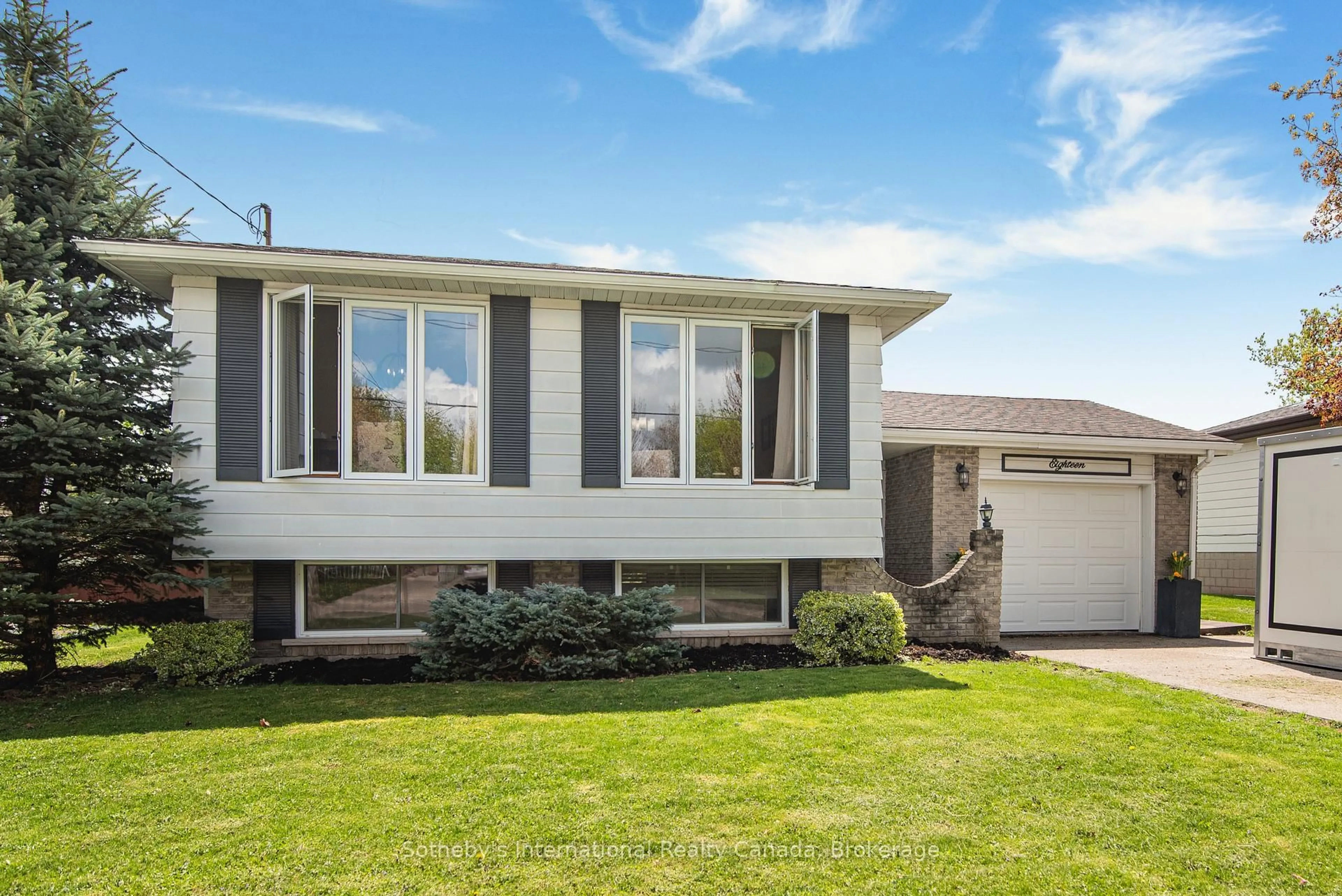Home with vinyl exterior material, street for 18 Hewitt Dr, Haldimand Ontario N0A 1H0
