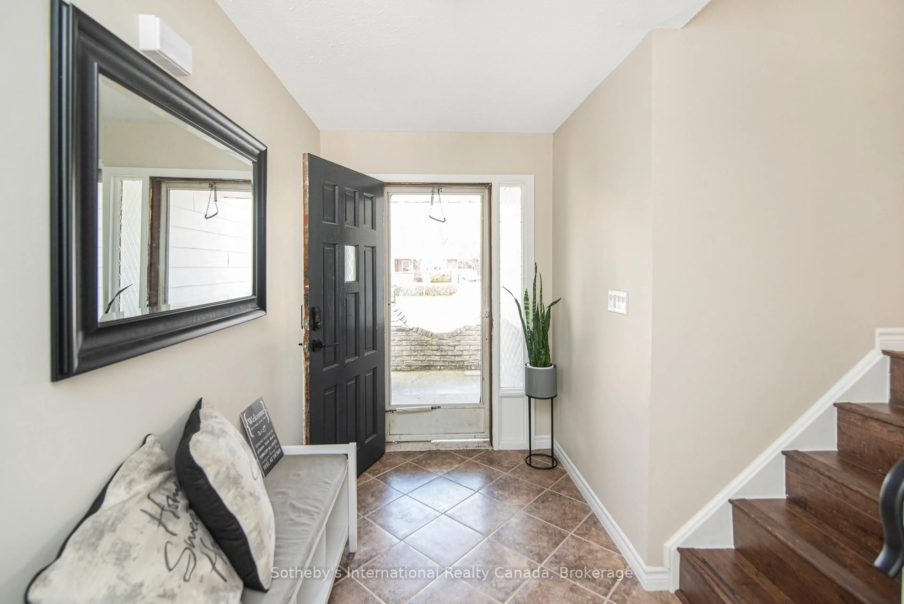 Indoor entryway for 18 Hewitt Dr, Haldimand Ontario N0A 1H0