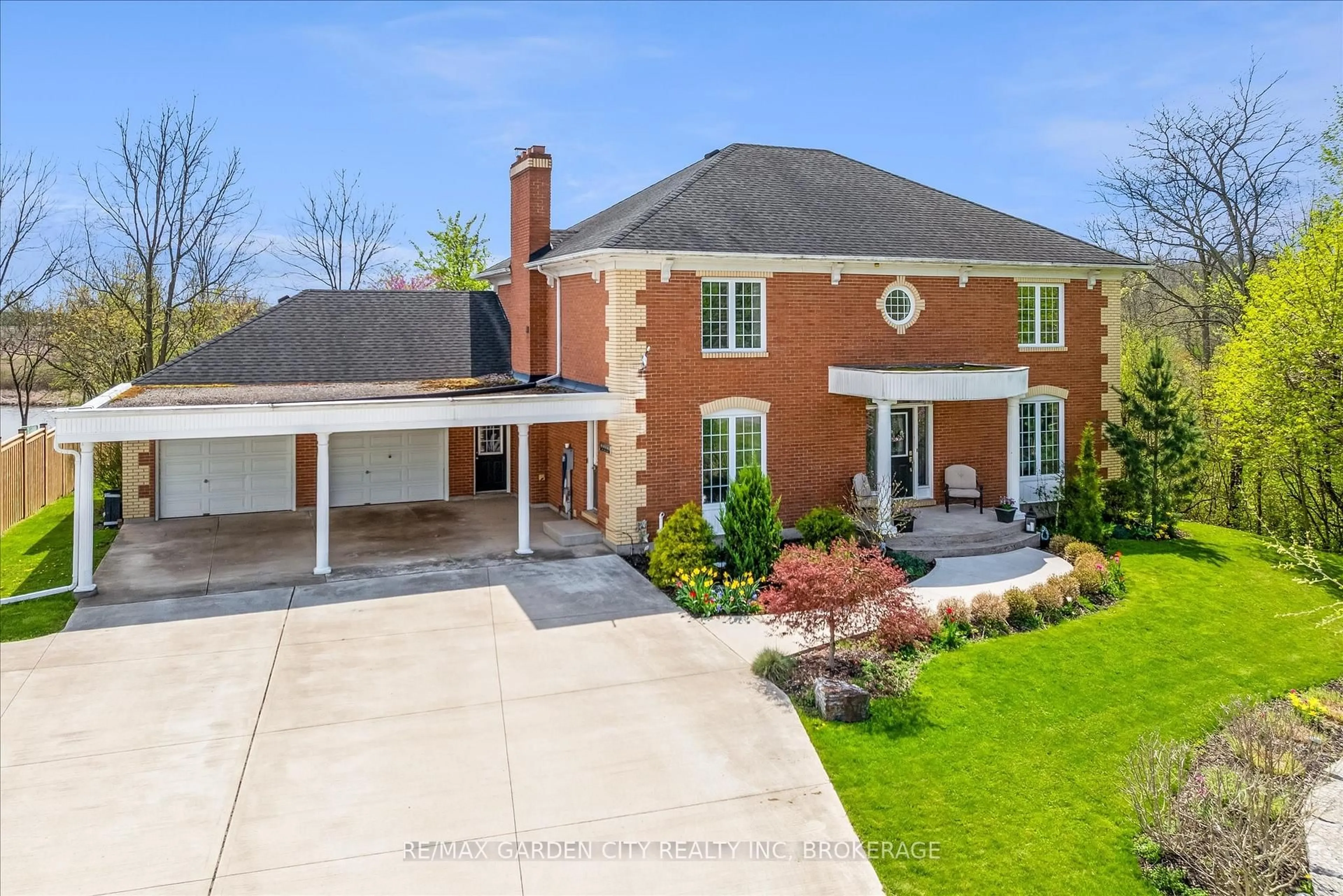 Home with brick exterior material, street for 1387 Chippawa Creek Rd, Thorold Ontario L0S 1K0