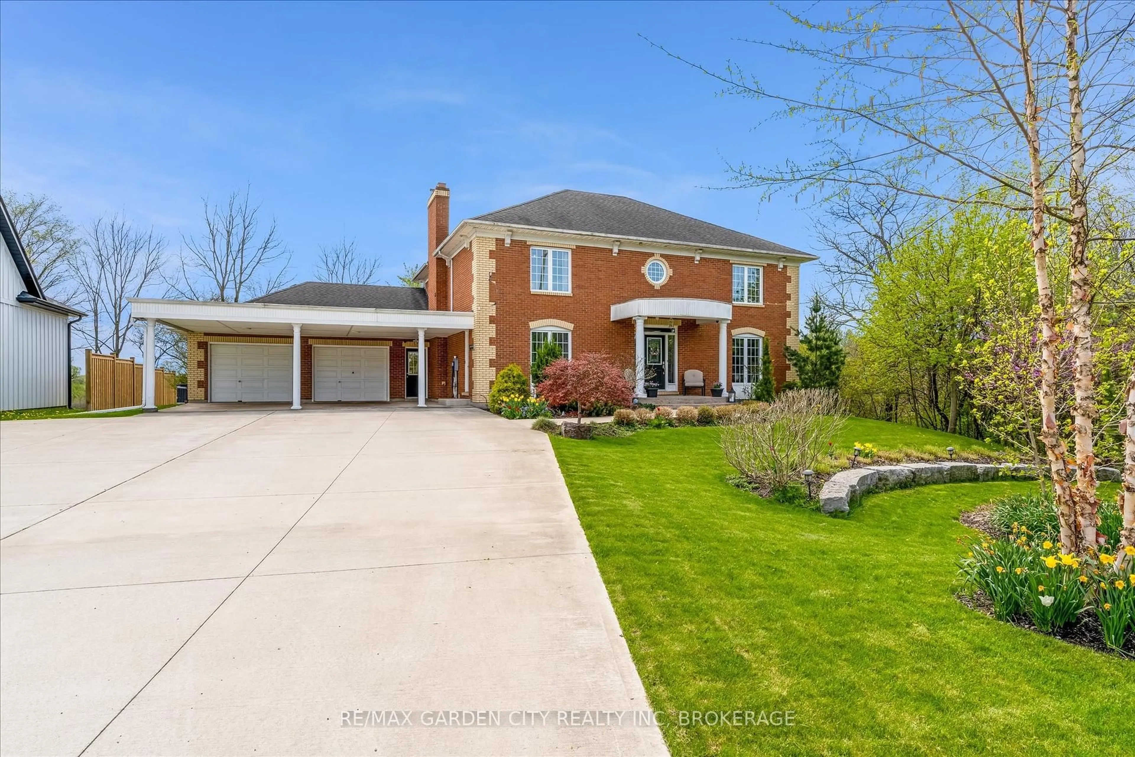 A pic from outside/outdoor area/front of a property/back of a property/a pic from drone, street for 1387 Chippawa Creek Rd, Thorold Ontario L0S 1K0