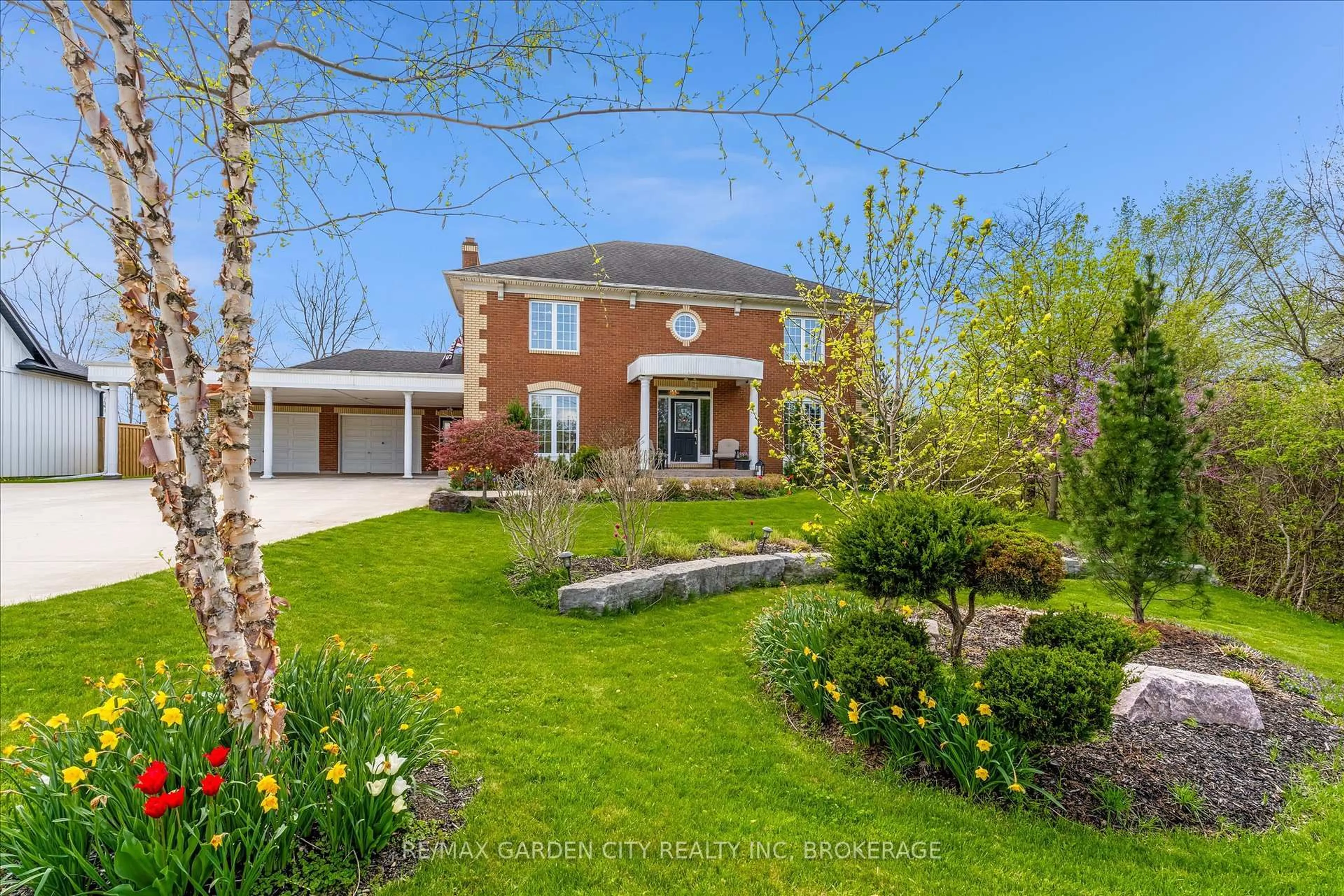 A pic from outside/outdoor area/front of a property/back of a property/a pic from drone, street for 1387 Chippawa Creek Rd, Thorold Ontario L0S 1K0