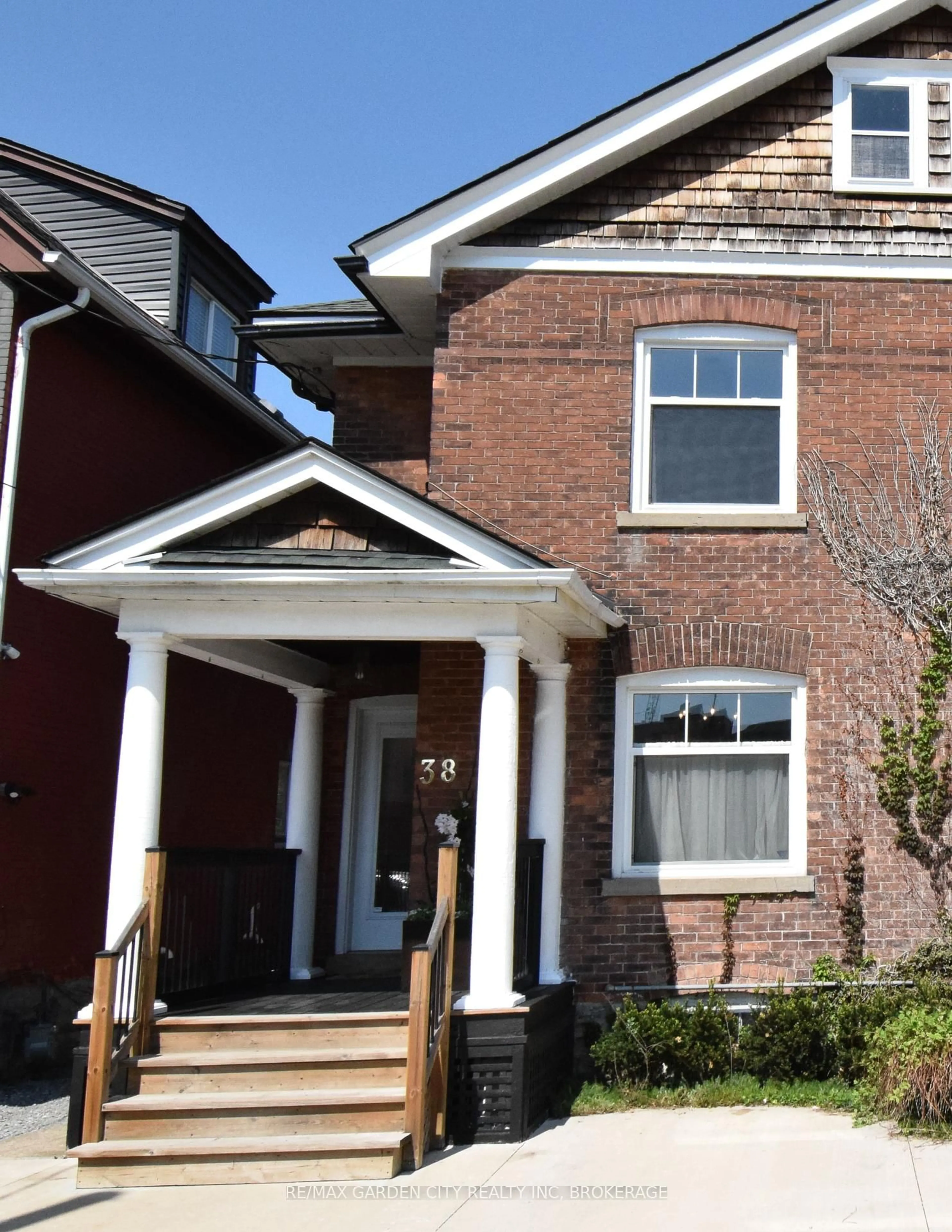 Home with brick exterior material, street for 38 Academy St, St. Catharines Ontario L2R 4Z8