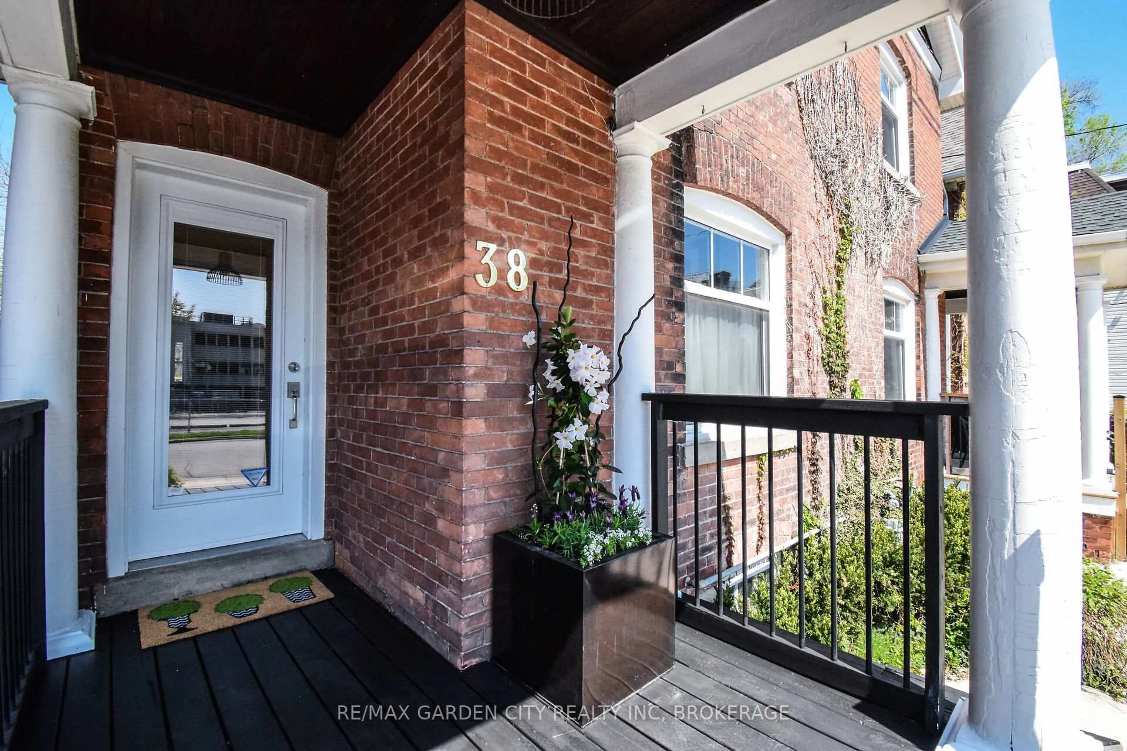Indoor entryway for 38 Academy St, St. Catharines Ontario L2R 4Z8