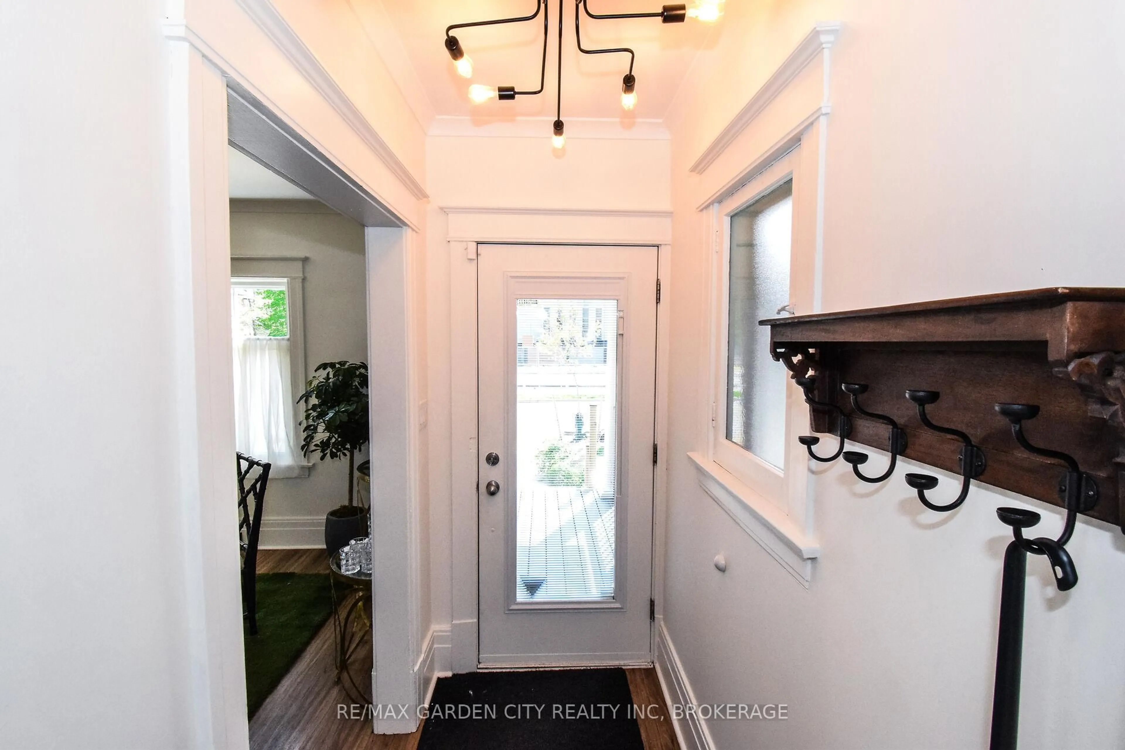 Indoor entryway for 38 Academy St, St. Catharines Ontario L2R 4Z8