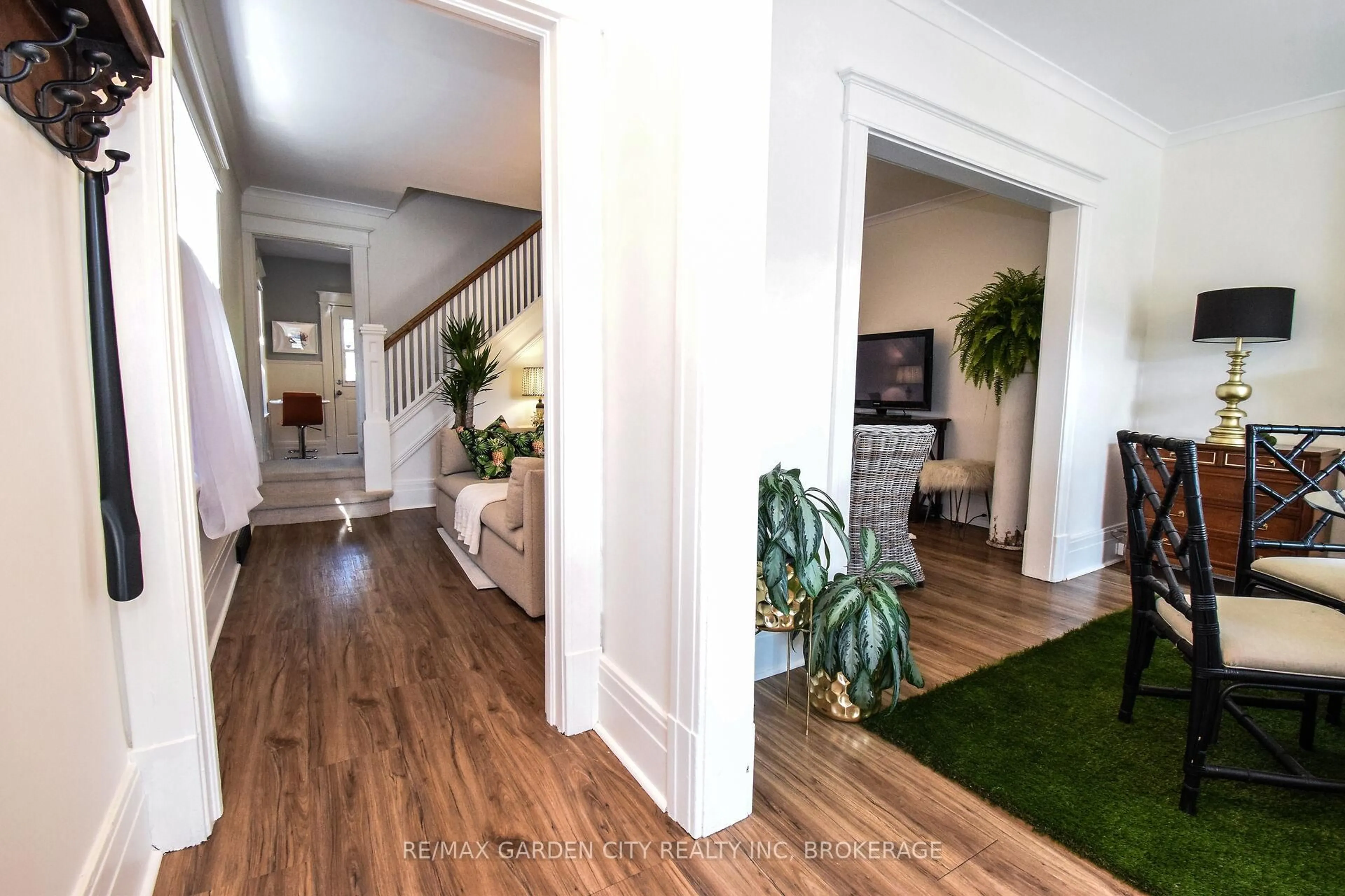 Indoor entryway for 38 Academy St, St. Catharines Ontario L2R 4Z8