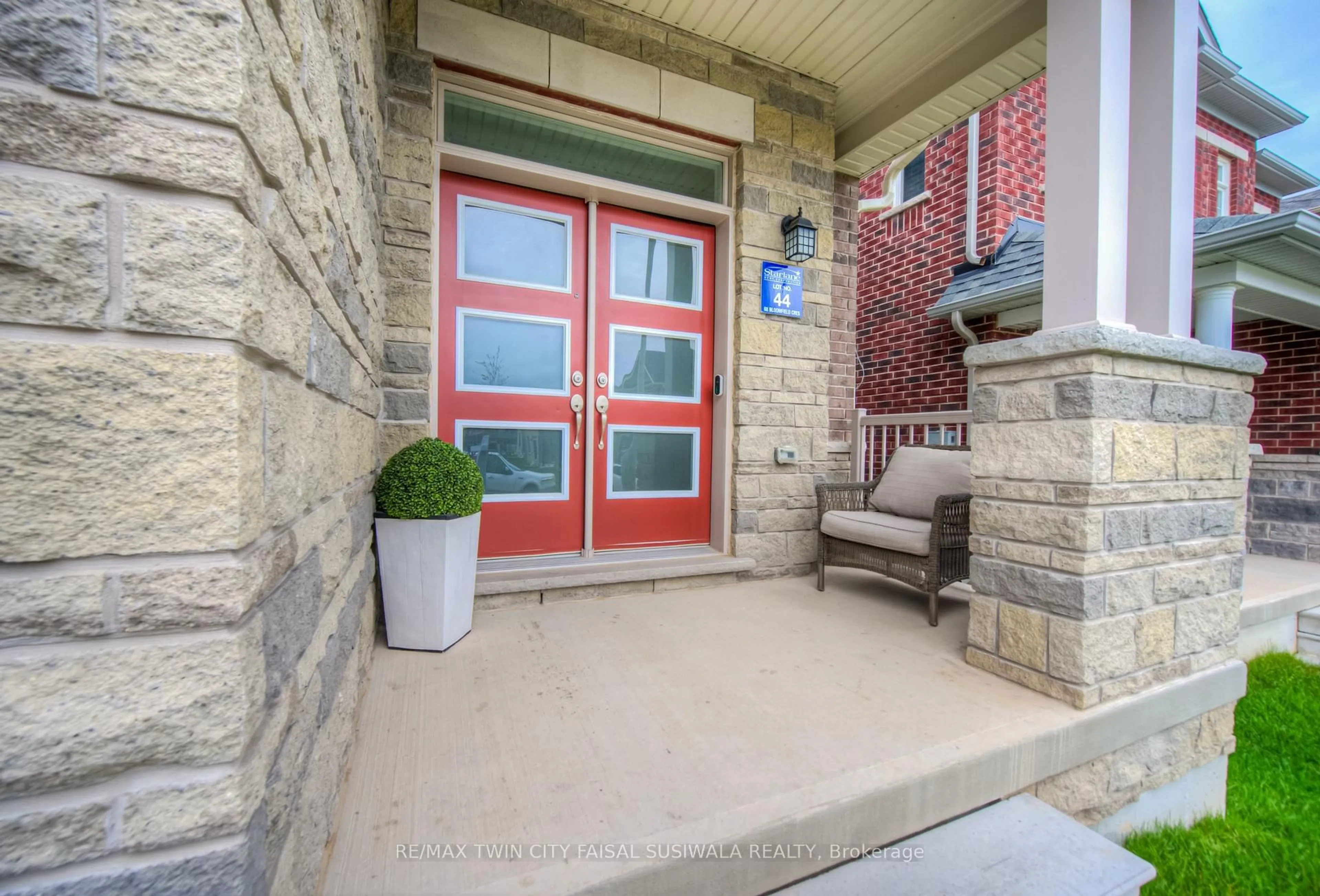 Indoor entryway for 88 Bloomfield Cres, Cambridge Ontario N1T 0G3