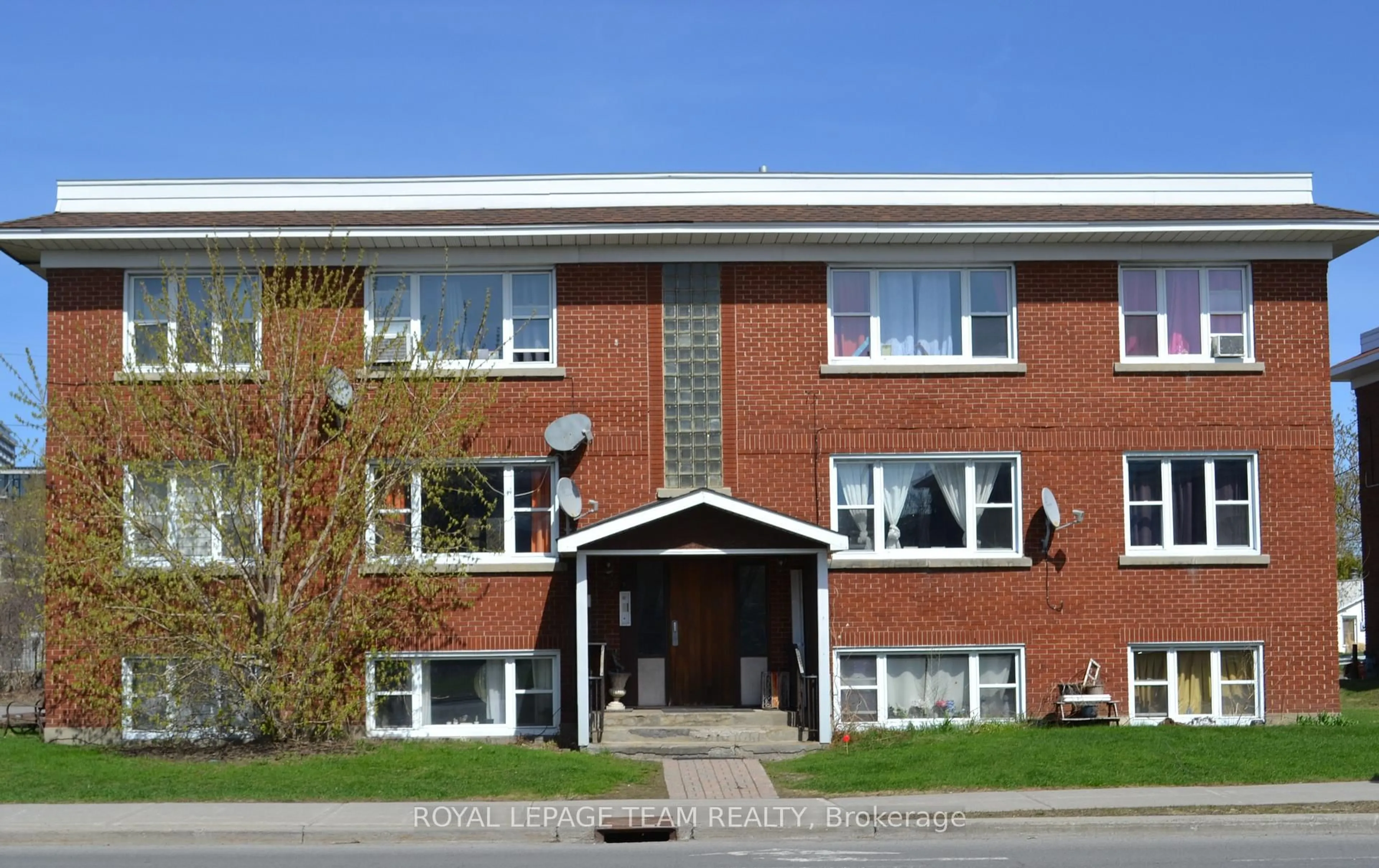 Home with brick exterior material, building for 831 Kirkwood Ave, Ottawa Ontario K1Z 5Y1