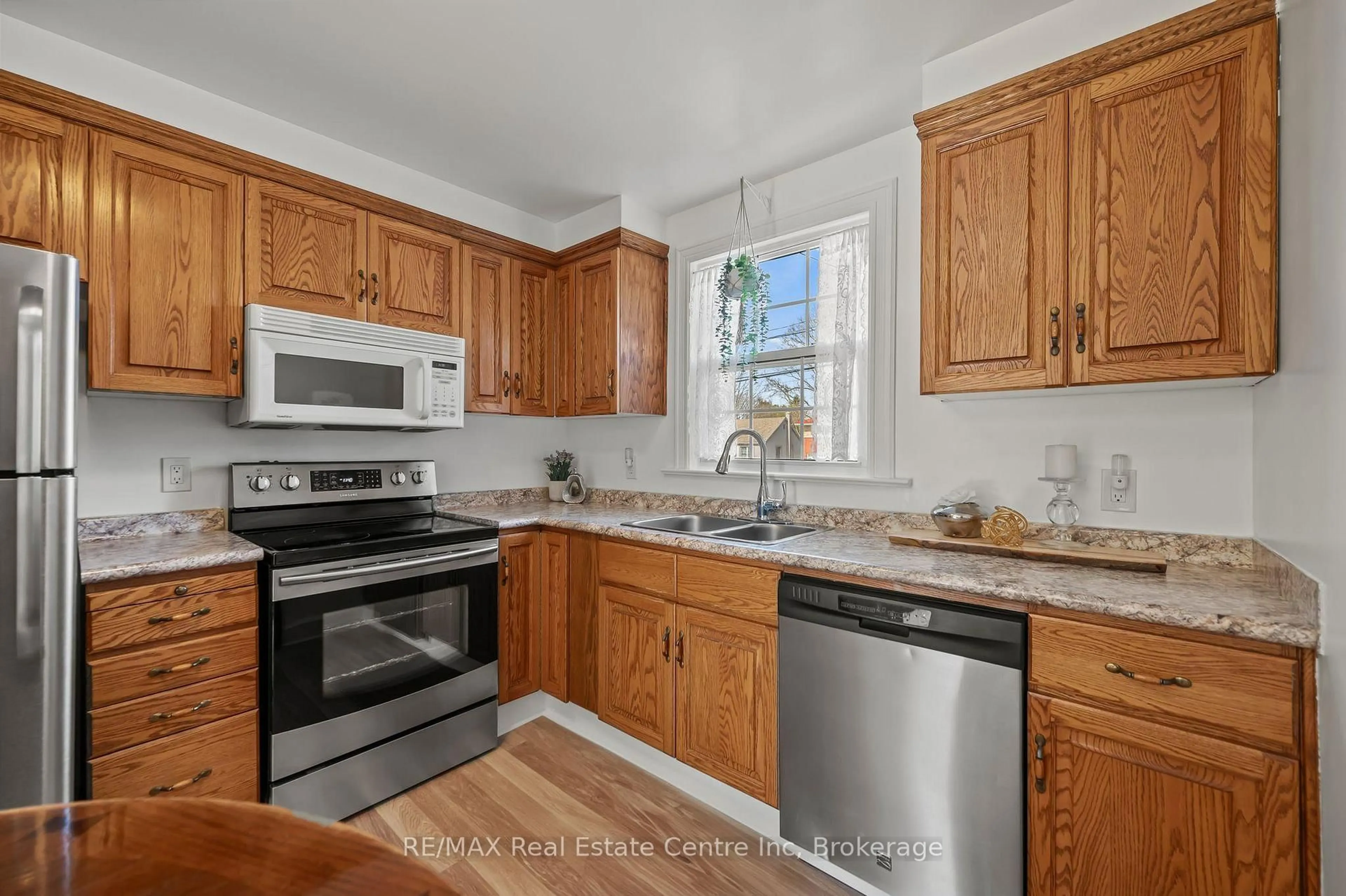 Standard kitchen, unknown for 513 Speedvale Ave, Guelph Ontario N1E 1P5
