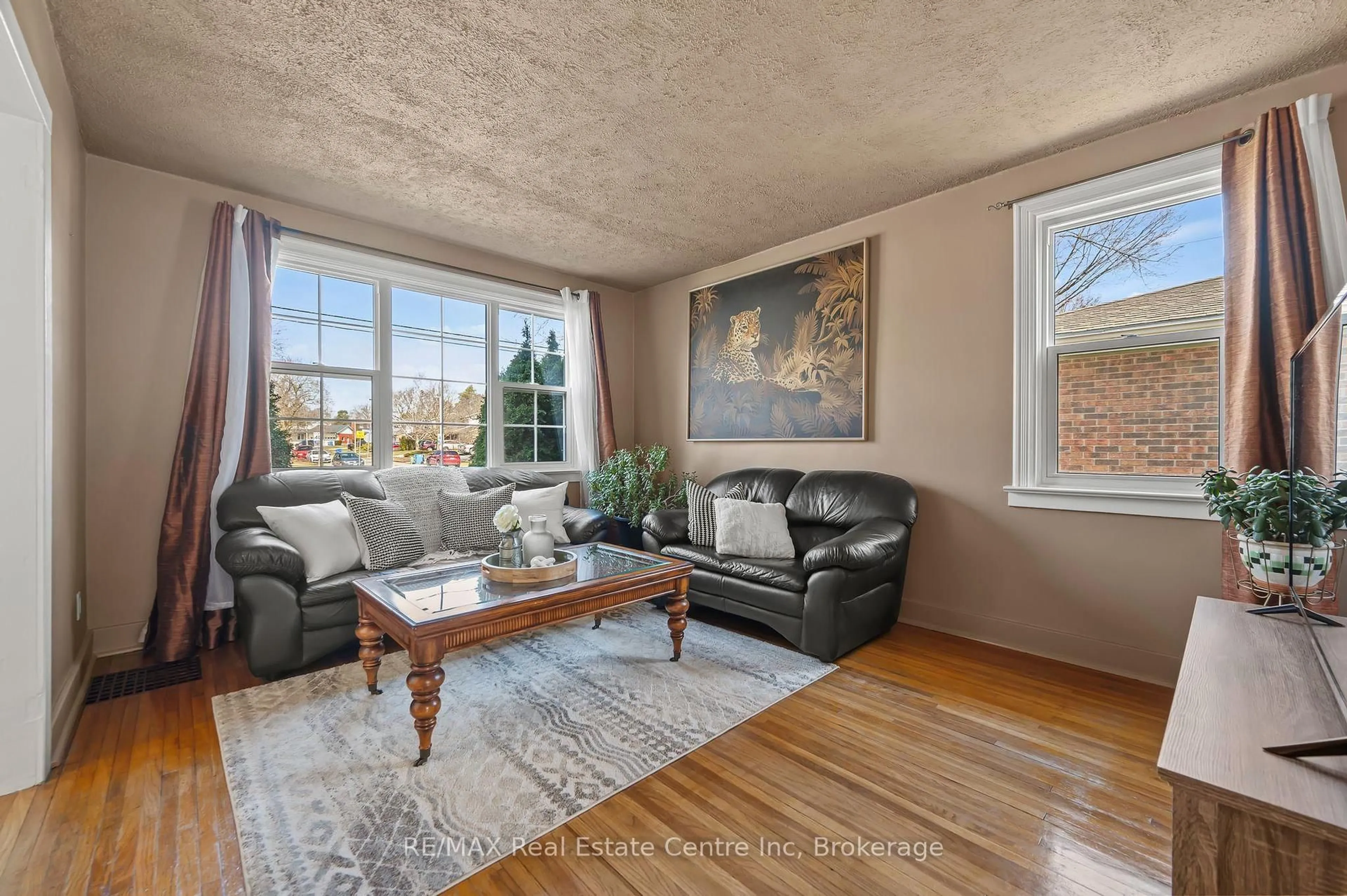 Living room with furniture, unknown for 513 Speedvale Ave, Guelph Ontario N1E 1P5