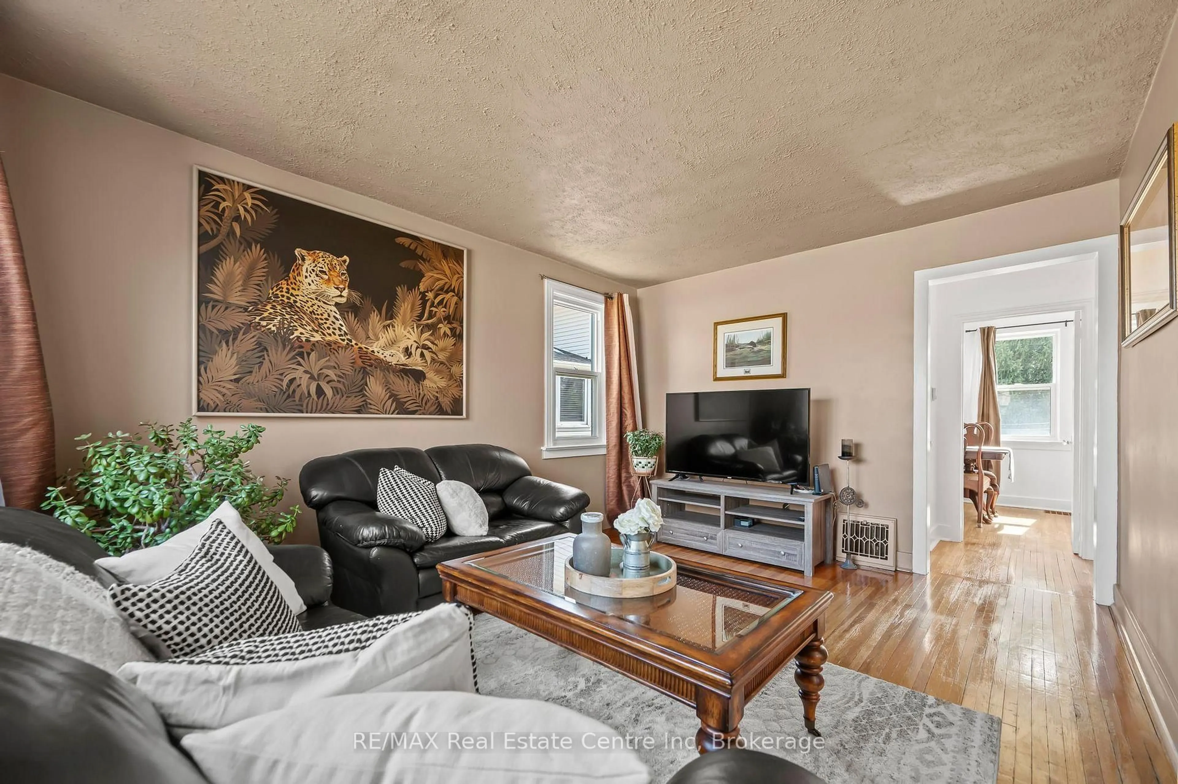 Living room with furniture, unknown for 513 Speedvale Ave, Guelph Ontario N1E 1P5