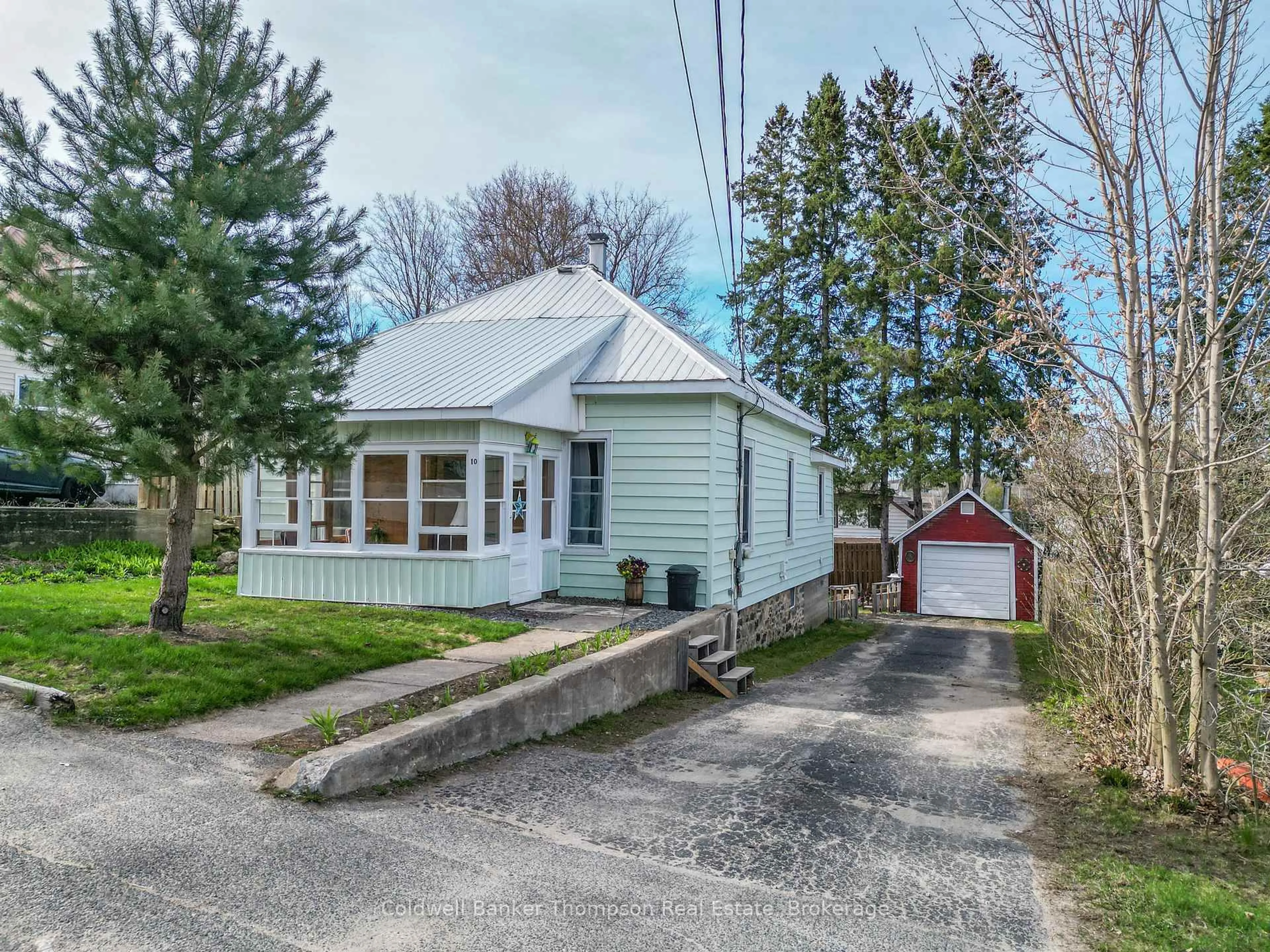 A pic from outside/outdoor area/front of a property/back of a property/a pic from drone, street for 10 Duncan St, Huntsville Ontario P1H 1P6