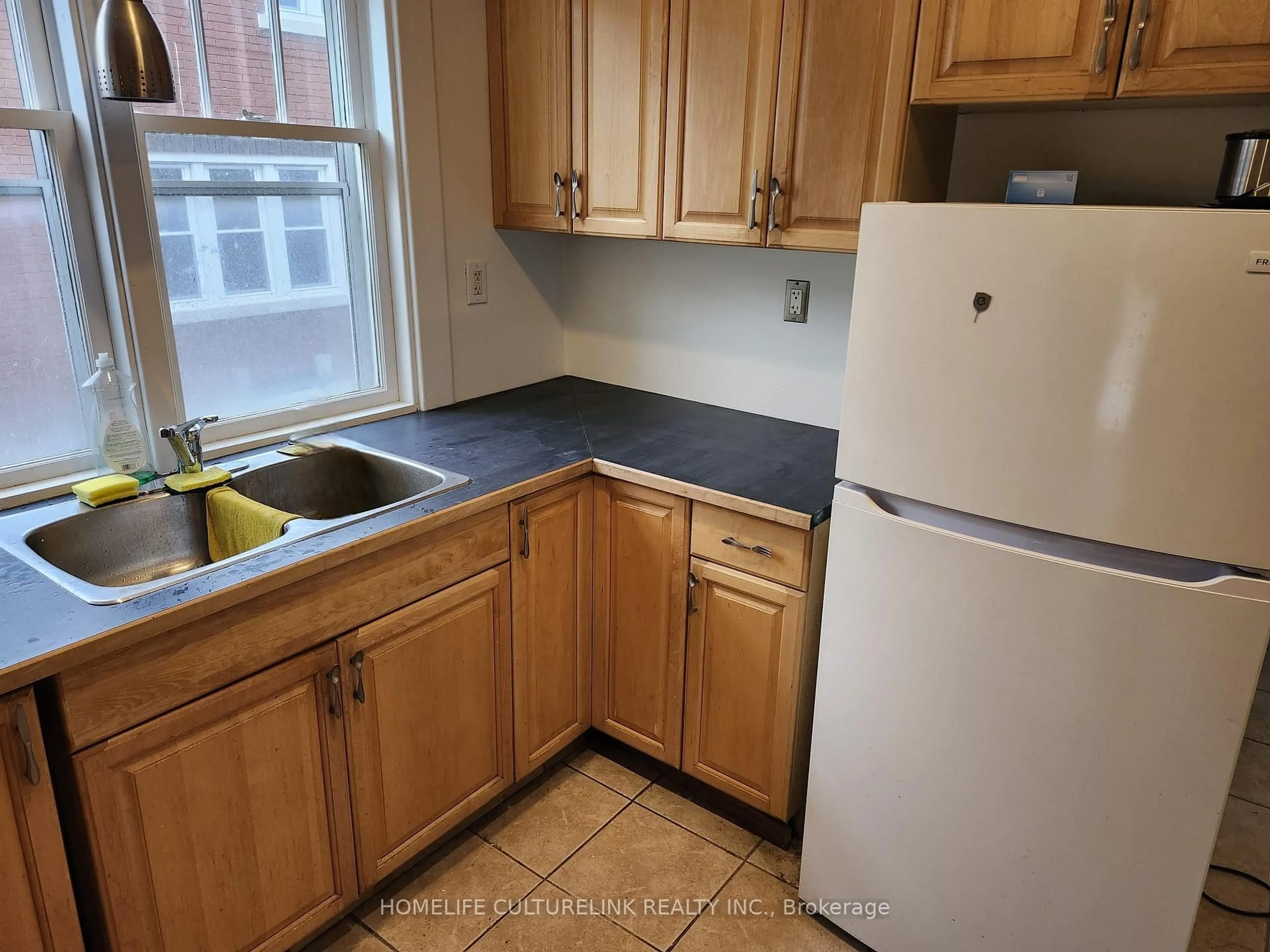 Standard kitchen, unknown for 180 Erb St, Waterloo Ontario N2L 1V3