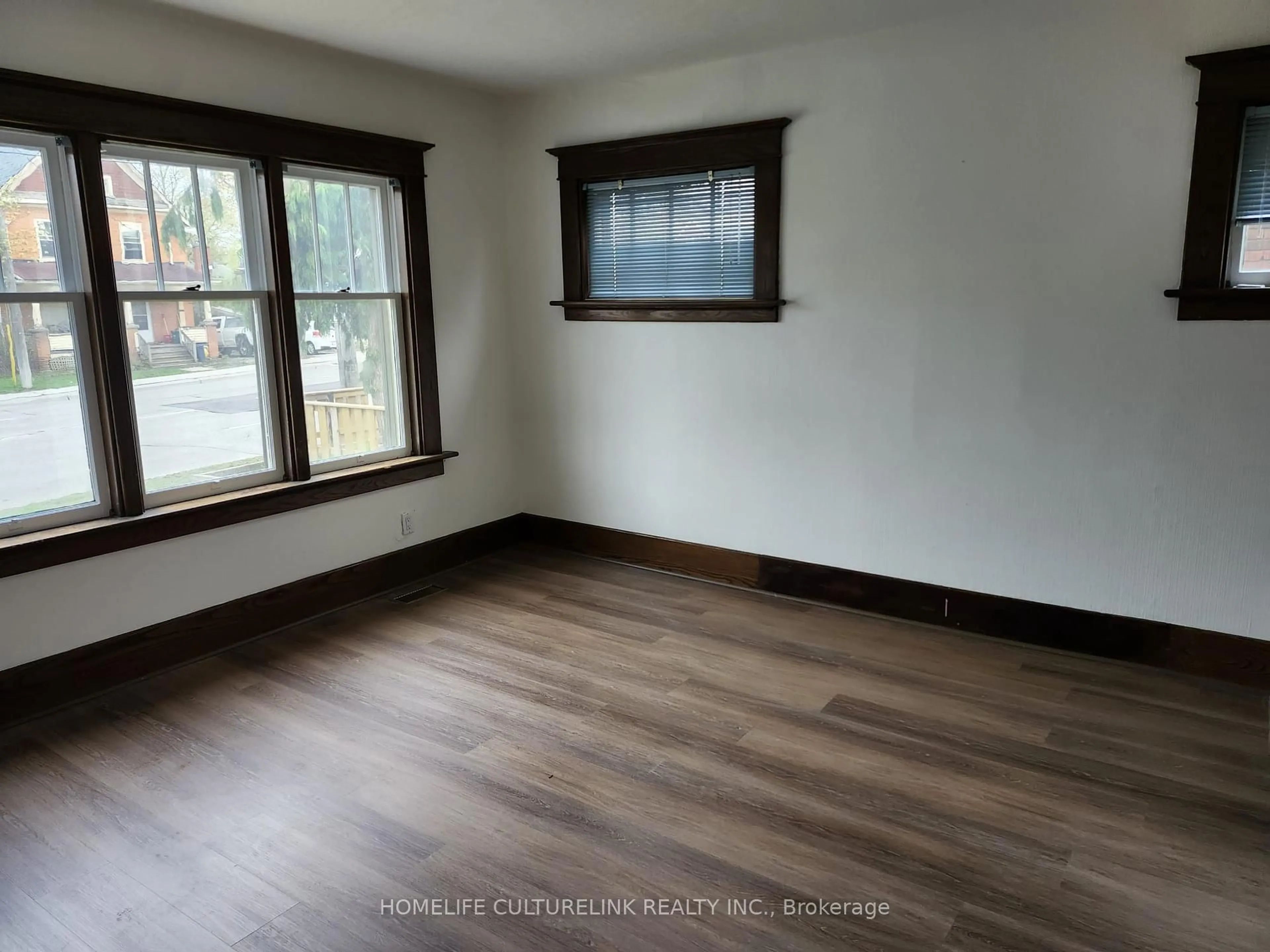 A pic of a room for 180 Erb St, Waterloo Ontario N2L 1V3
