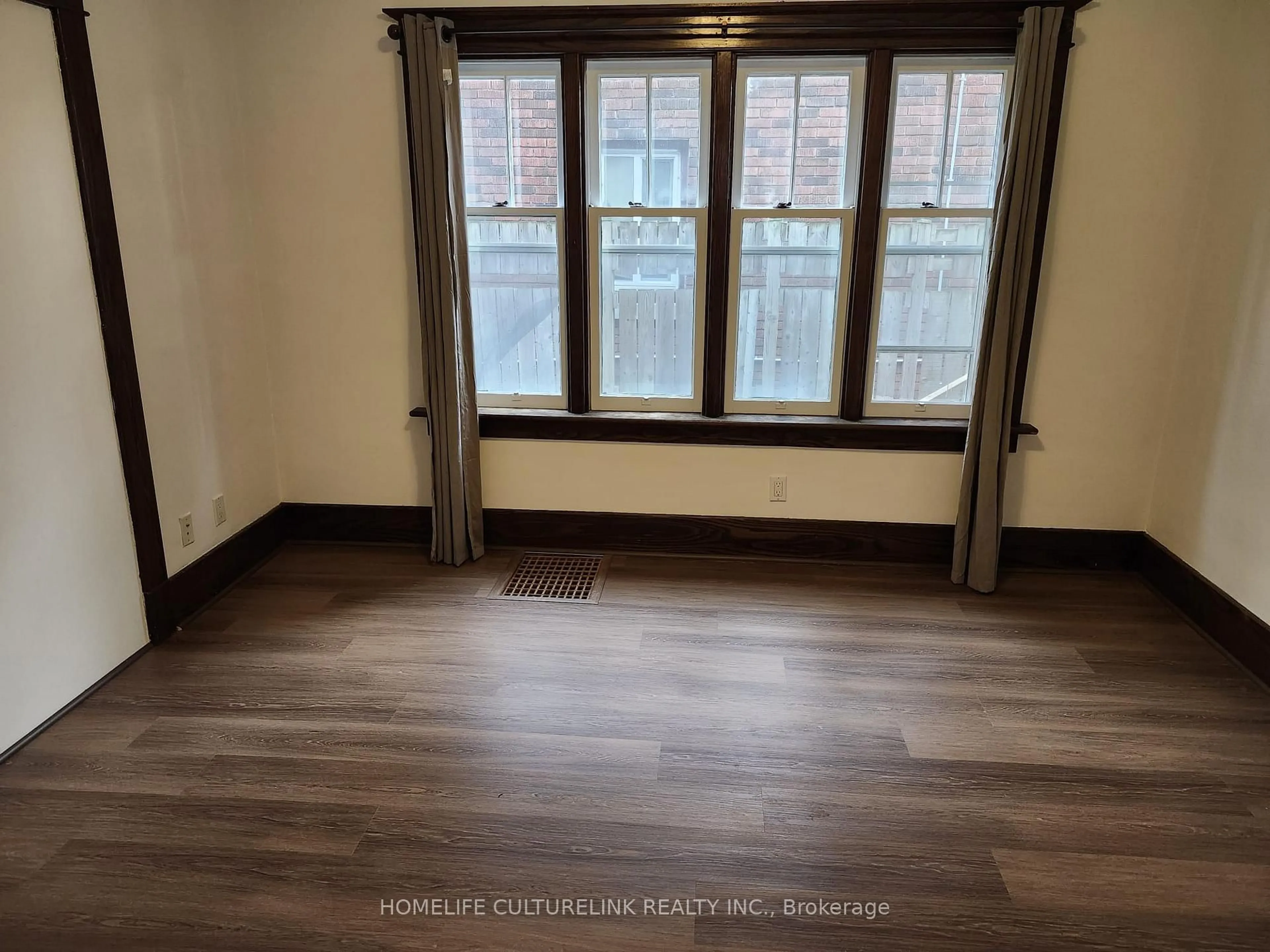 A pic of a room for 180 Erb St, Waterloo Ontario N2L 1V3