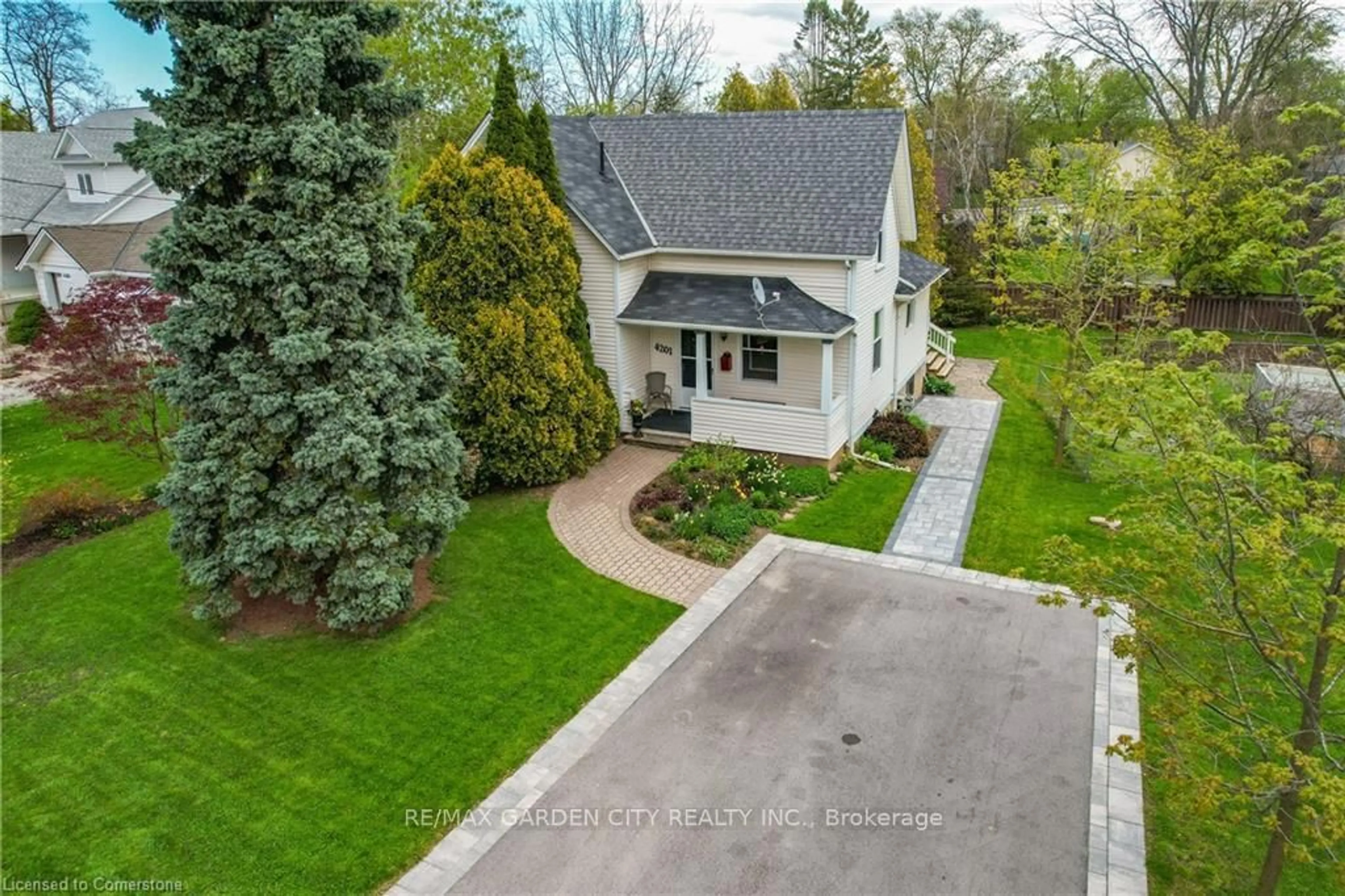 A pic from outside/outdoor area/front of a property/back of a property/a pic from drone, street for 4201 Mountain St, Lincoln Ontario L0R 1B0