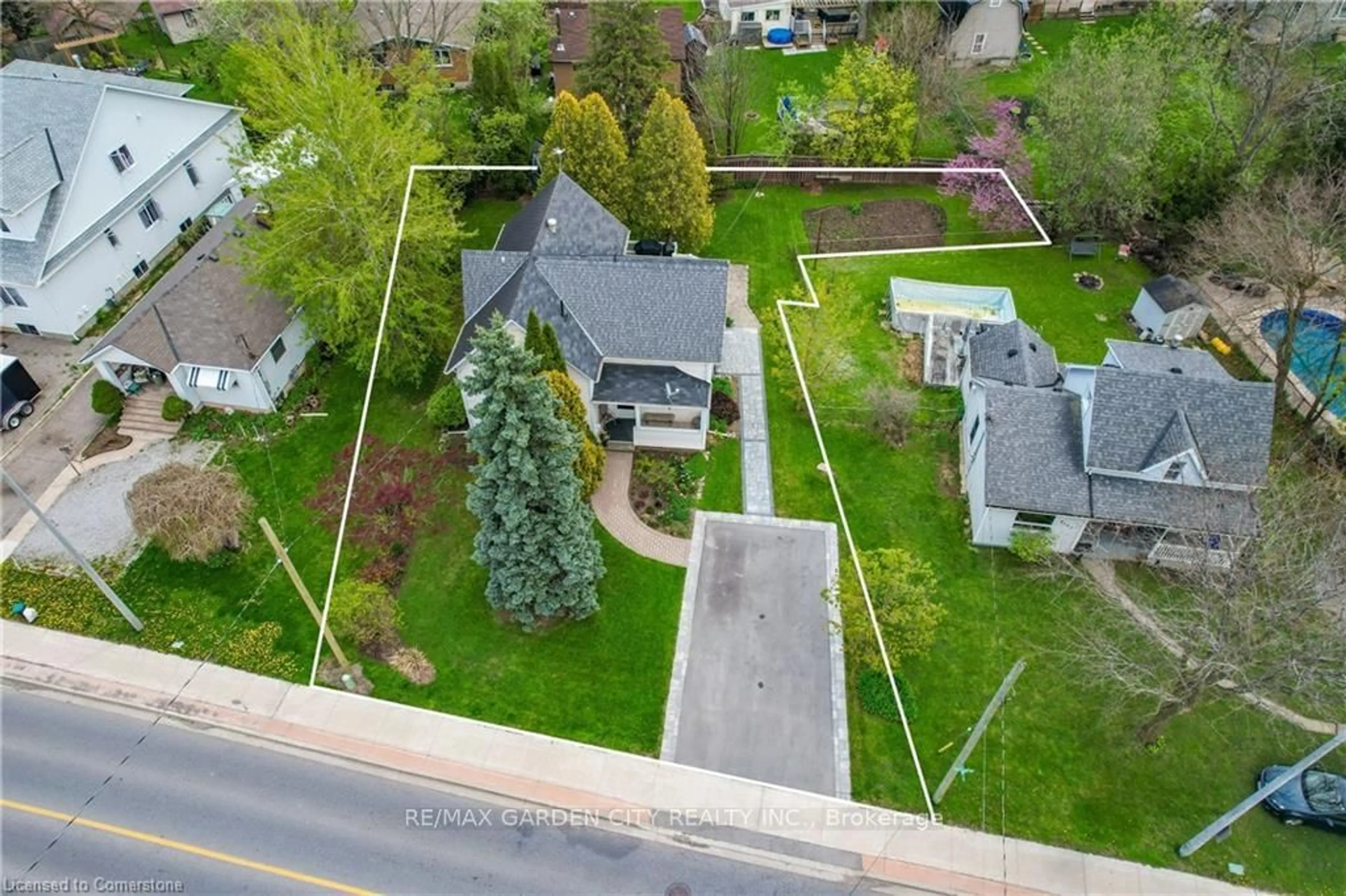 A pic from outside/outdoor area/front of a property/back of a property/a pic from drone, street for 4201 Mountain St, Lincoln Ontario L0R 1B0