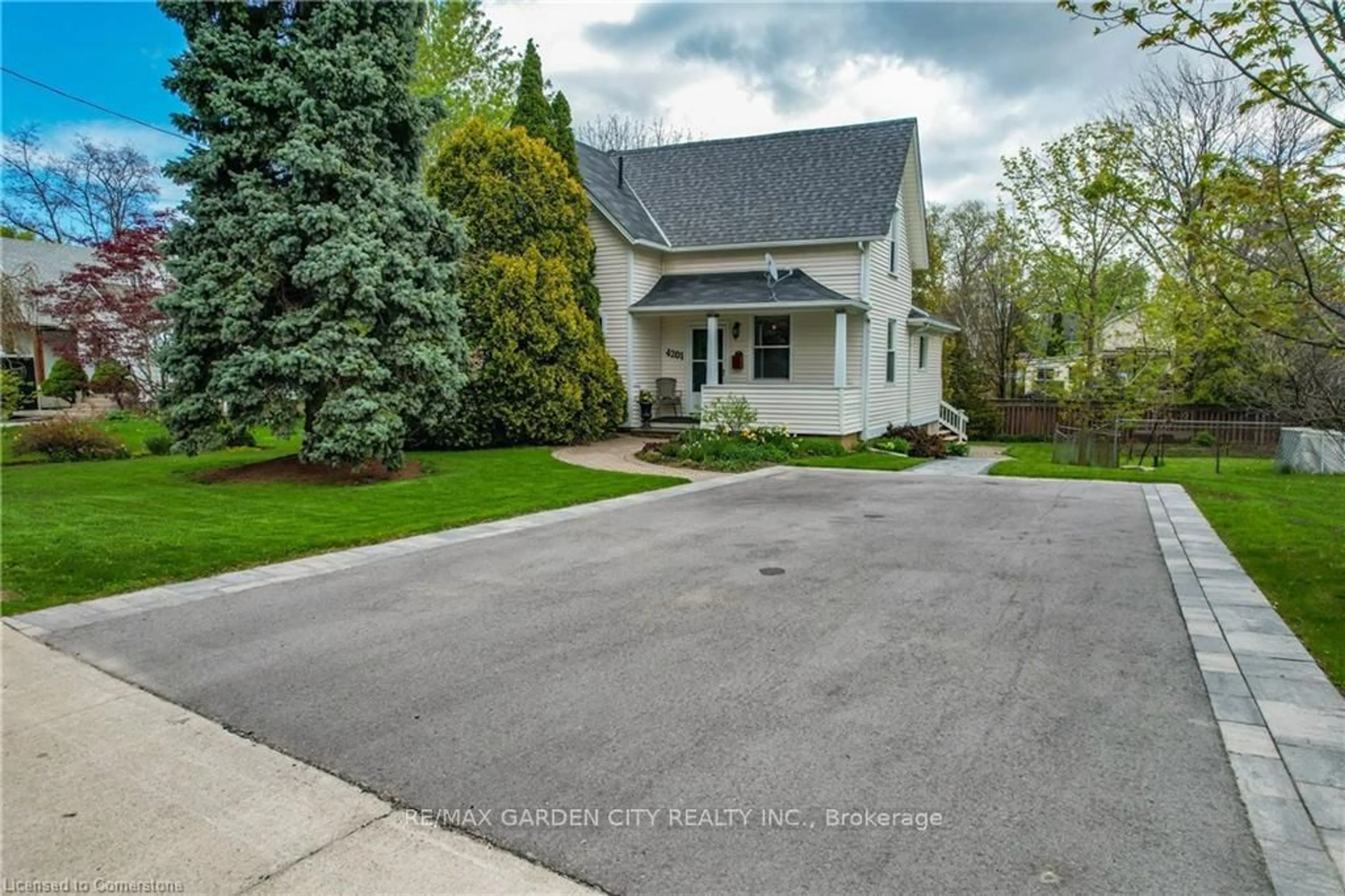 A pic from outside/outdoor area/front of a property/back of a property/a pic from drone, street for 4201 Mountain St, Lincoln Ontario L0R 1B0