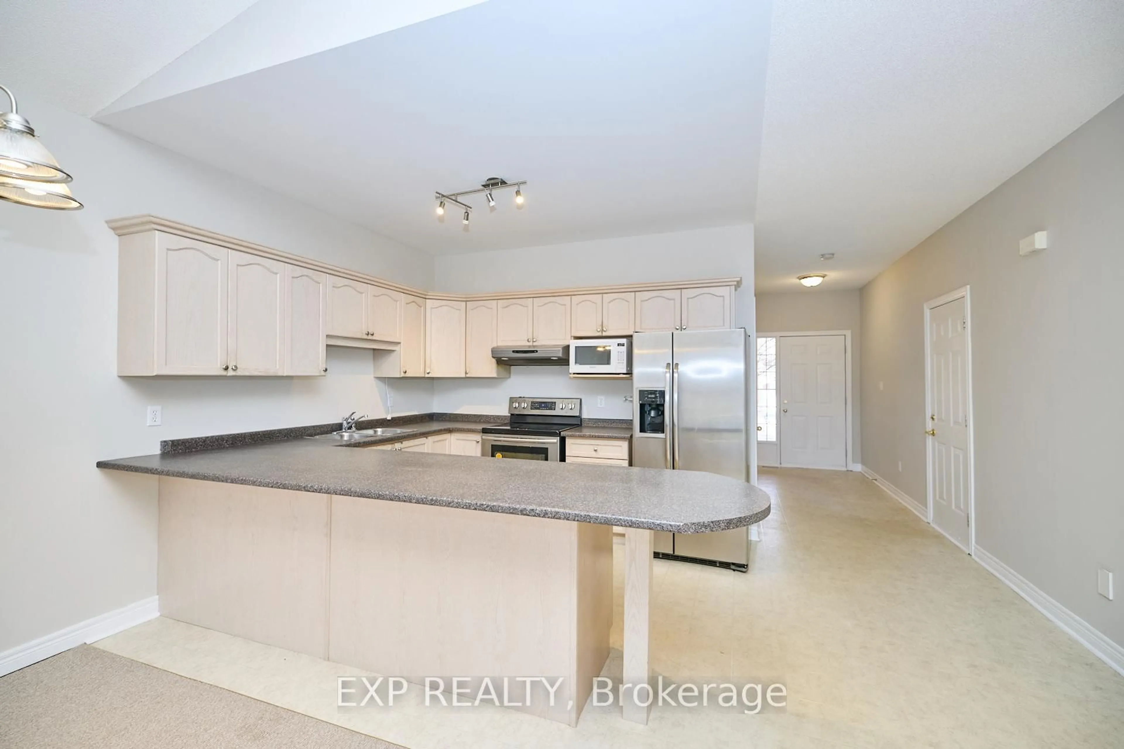 Open concept kitchen, ceramic/tile floor for 5595 DRUMMOND Rd #23, Niagara Falls Ontario L2G 4L2