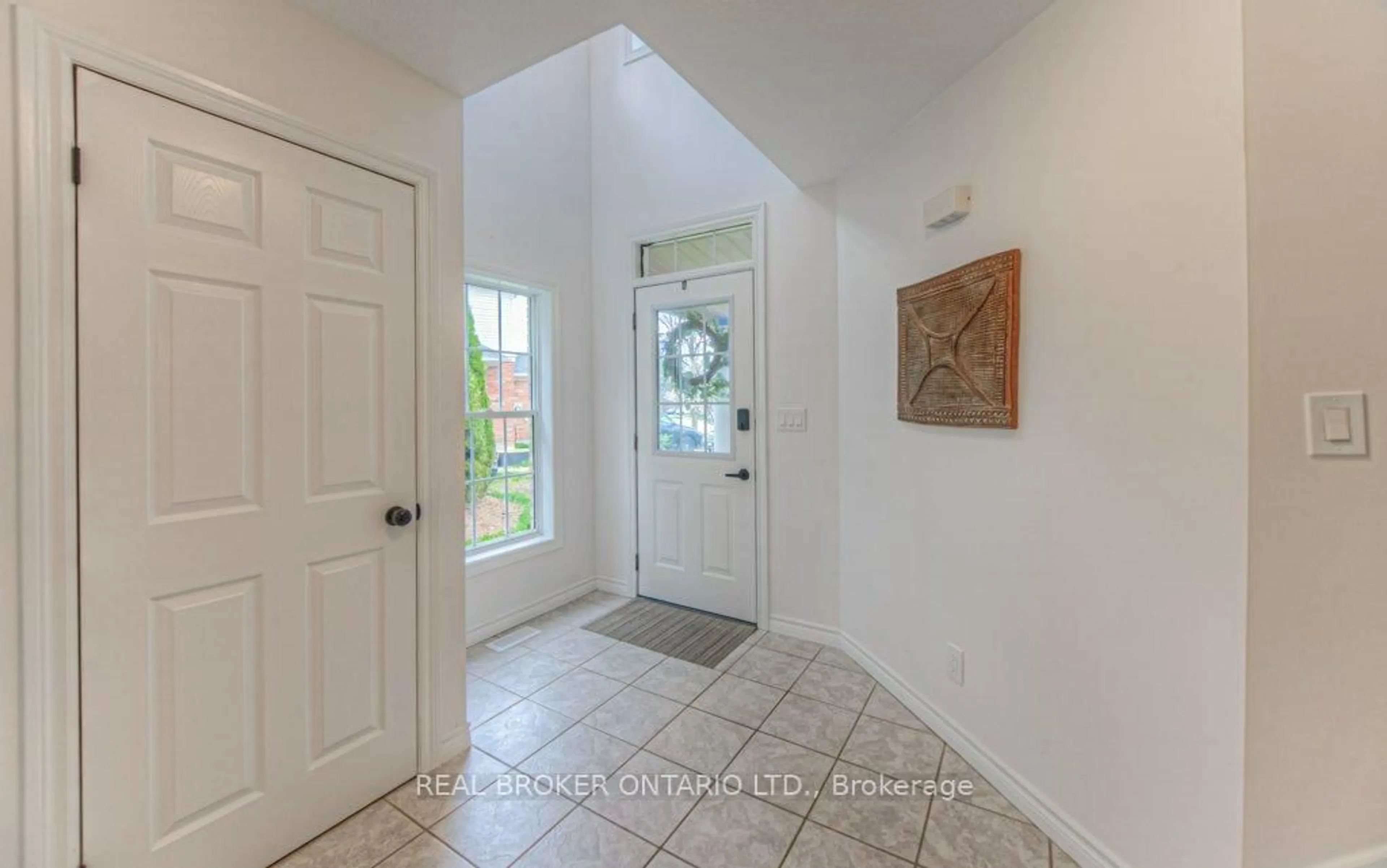 Indoor entryway for 511 Mariner Dr, Waterloo Ontario N2K 4N7