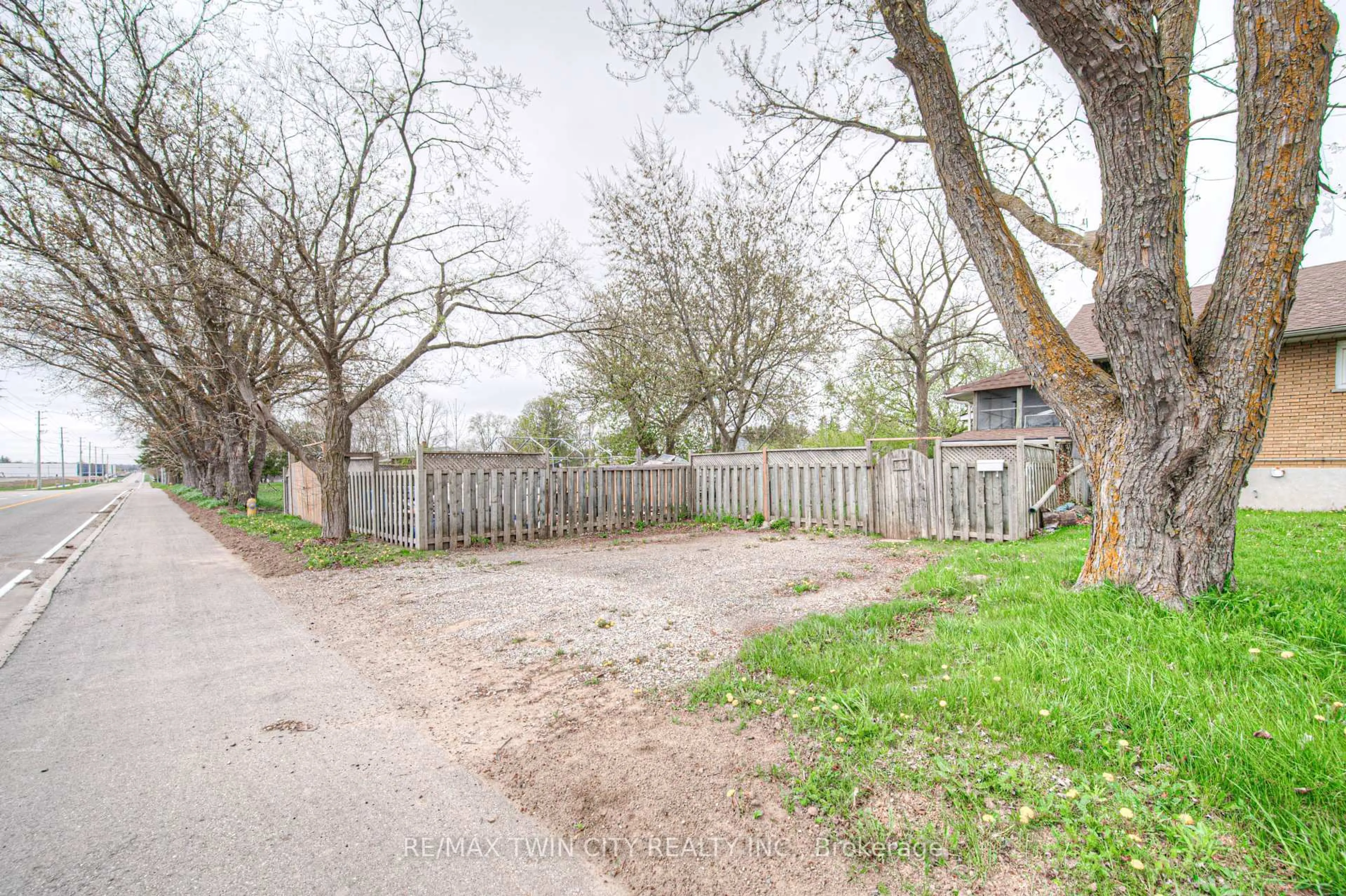 Unknown for 2300 Fountain St, Cambridge Ontario N3H 4R7