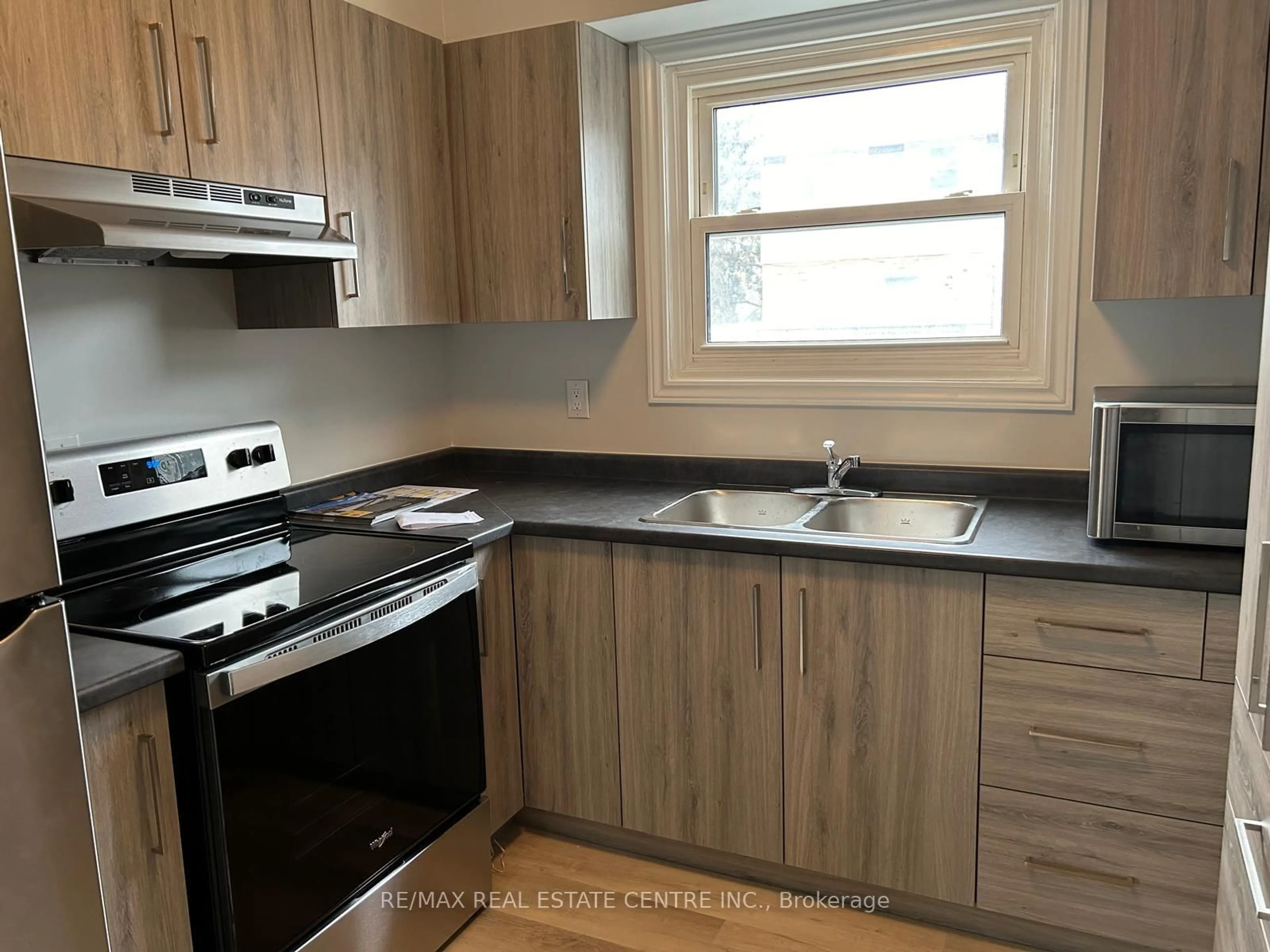 Standard kitchen, wood/laminate floor for 420 Pioneer Dr #3, Kitchener Ontario N2P 1H6