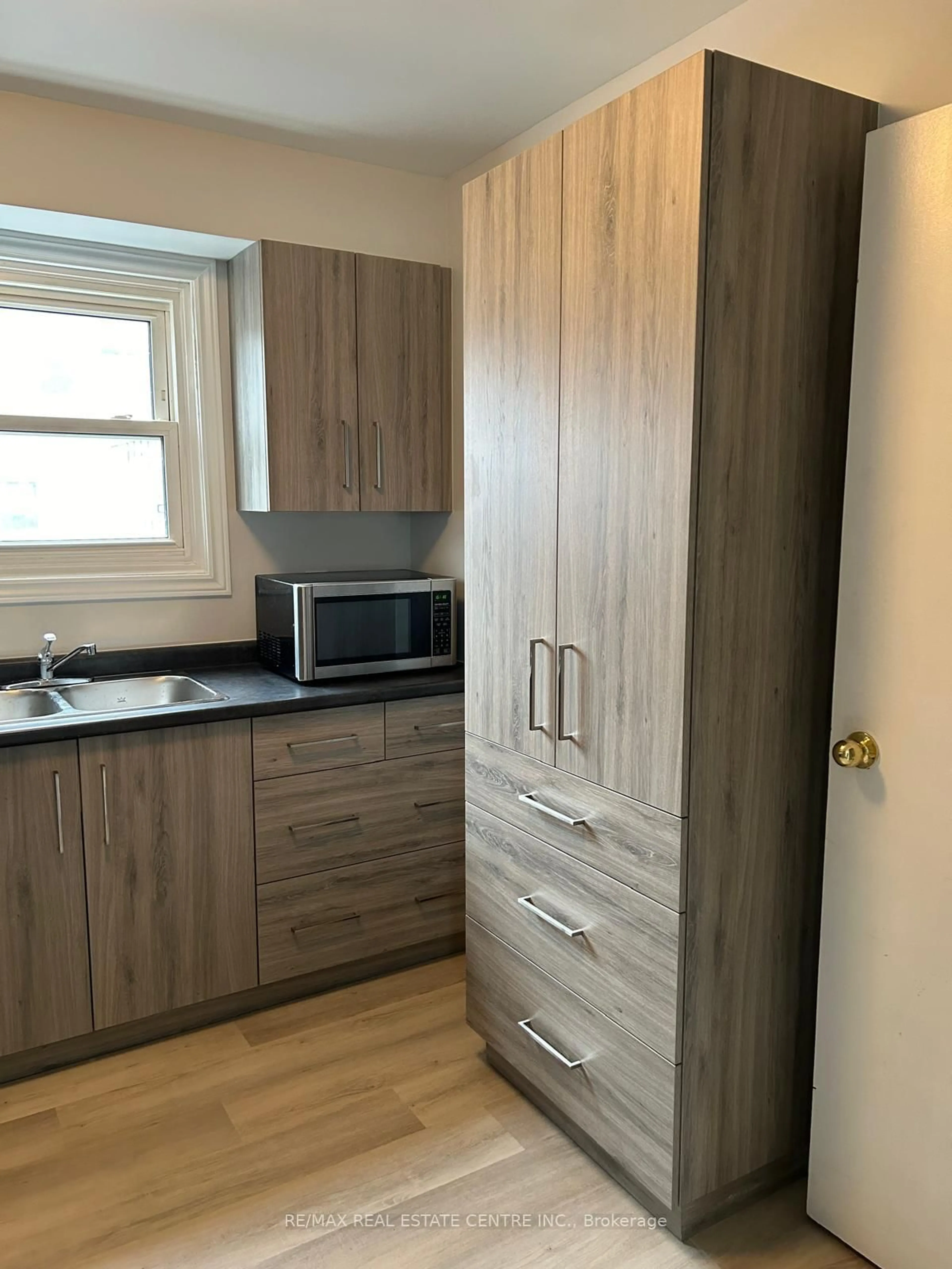 Standard kitchen, wood/laminate floor for 420 Pioneer Dr #3, Kitchener Ontario N2P 1H6