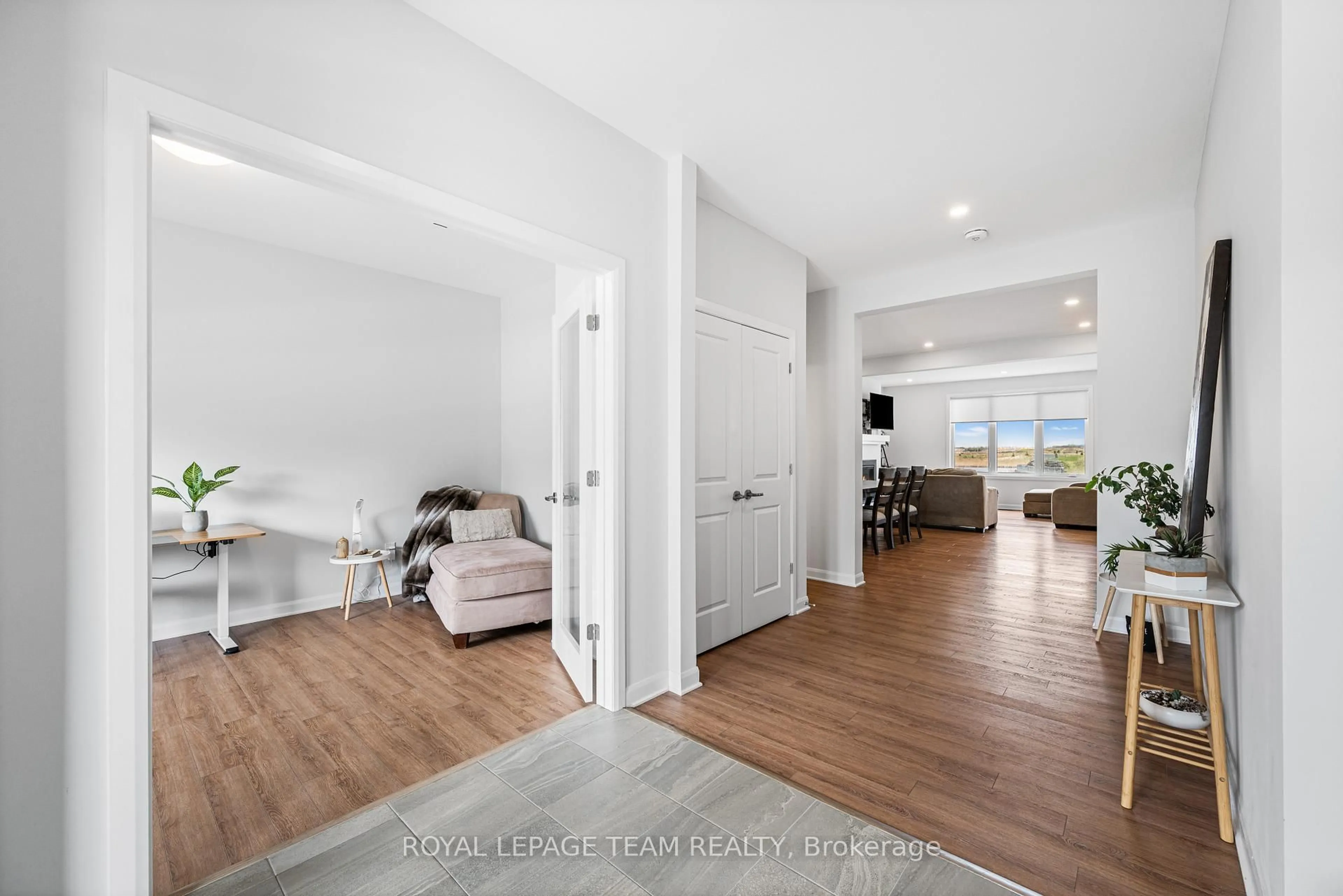Indoor entryway for 934 Lakeridge Dr, Ottawa Ontario K4A 5N8