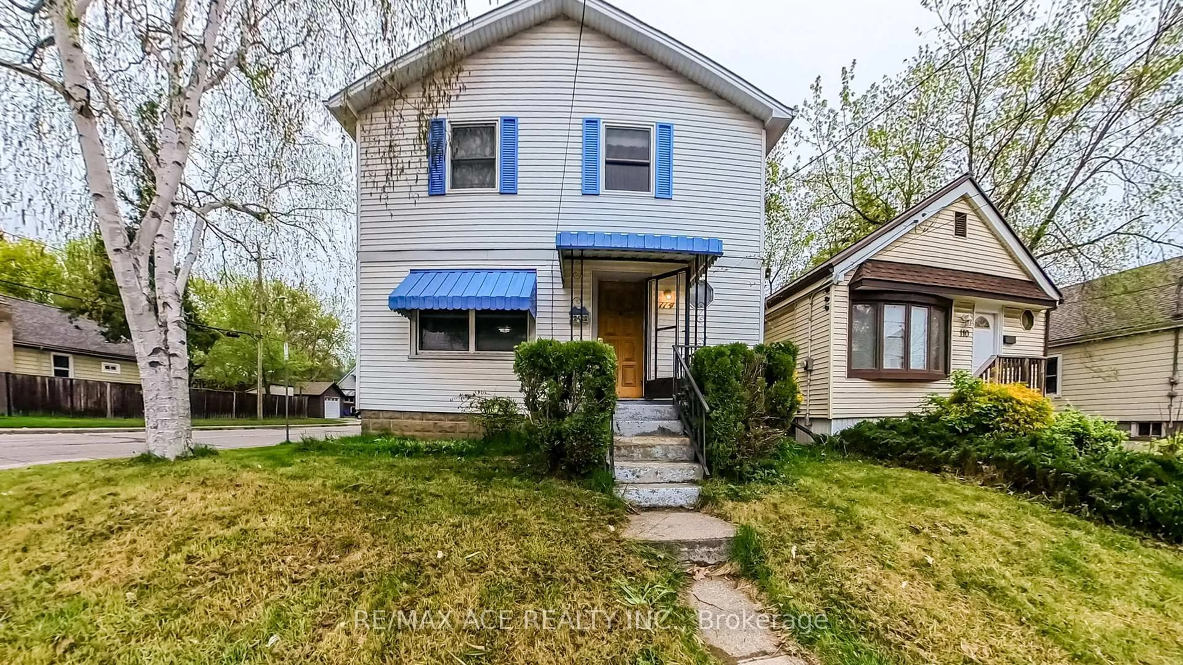 Home with vinyl exterior material, street for 114 Royal Ave, Hamilton Ontario L8S 2C5