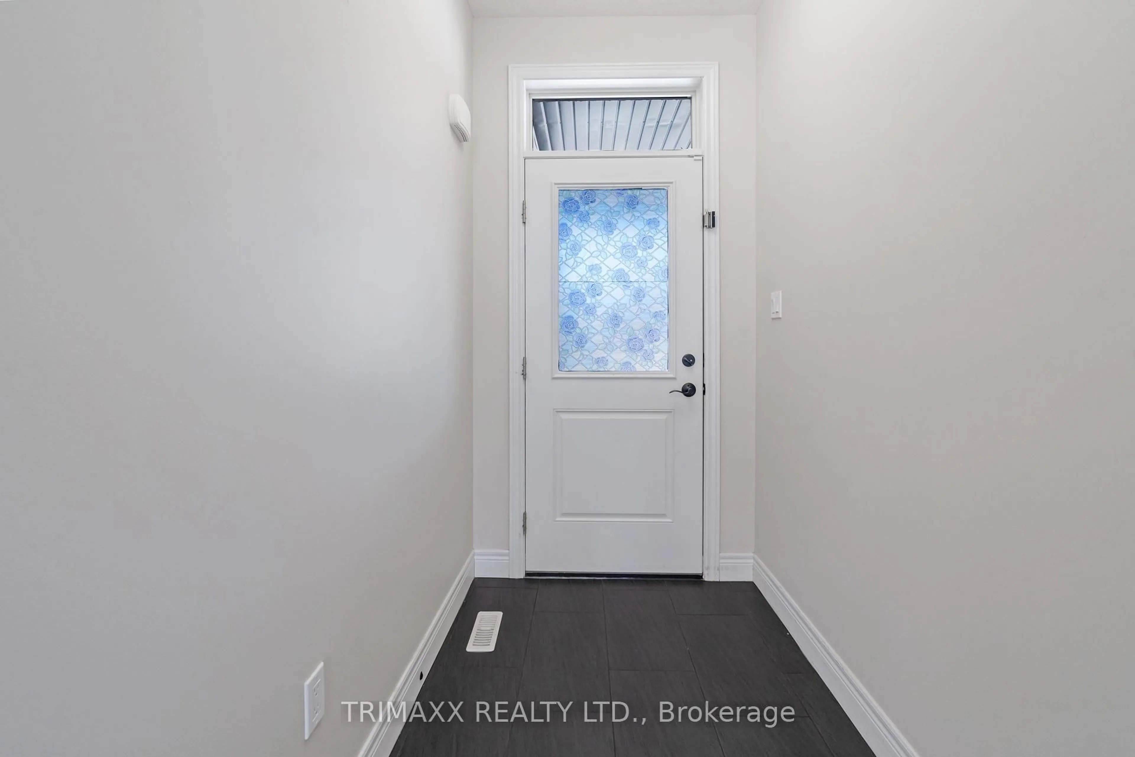 Indoor entryway for 39 Loxleigh Lane, Woolwich Ontario N0B 1M0