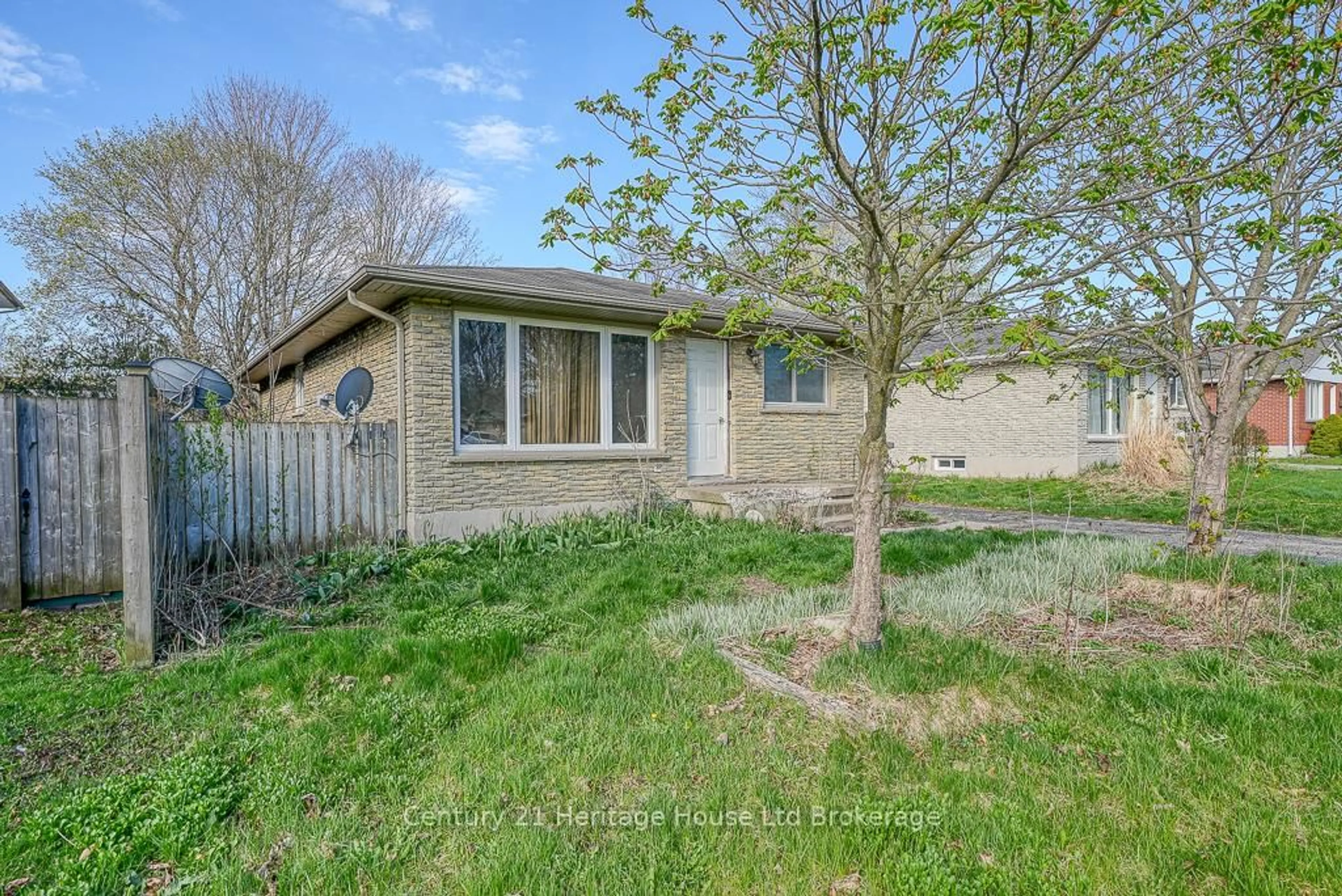 A pic from outside/outdoor area/front of a property/back of a property/a pic from drone, street for 29 Devonshire Ave, Tillsonburg Ontario N4G 4K7