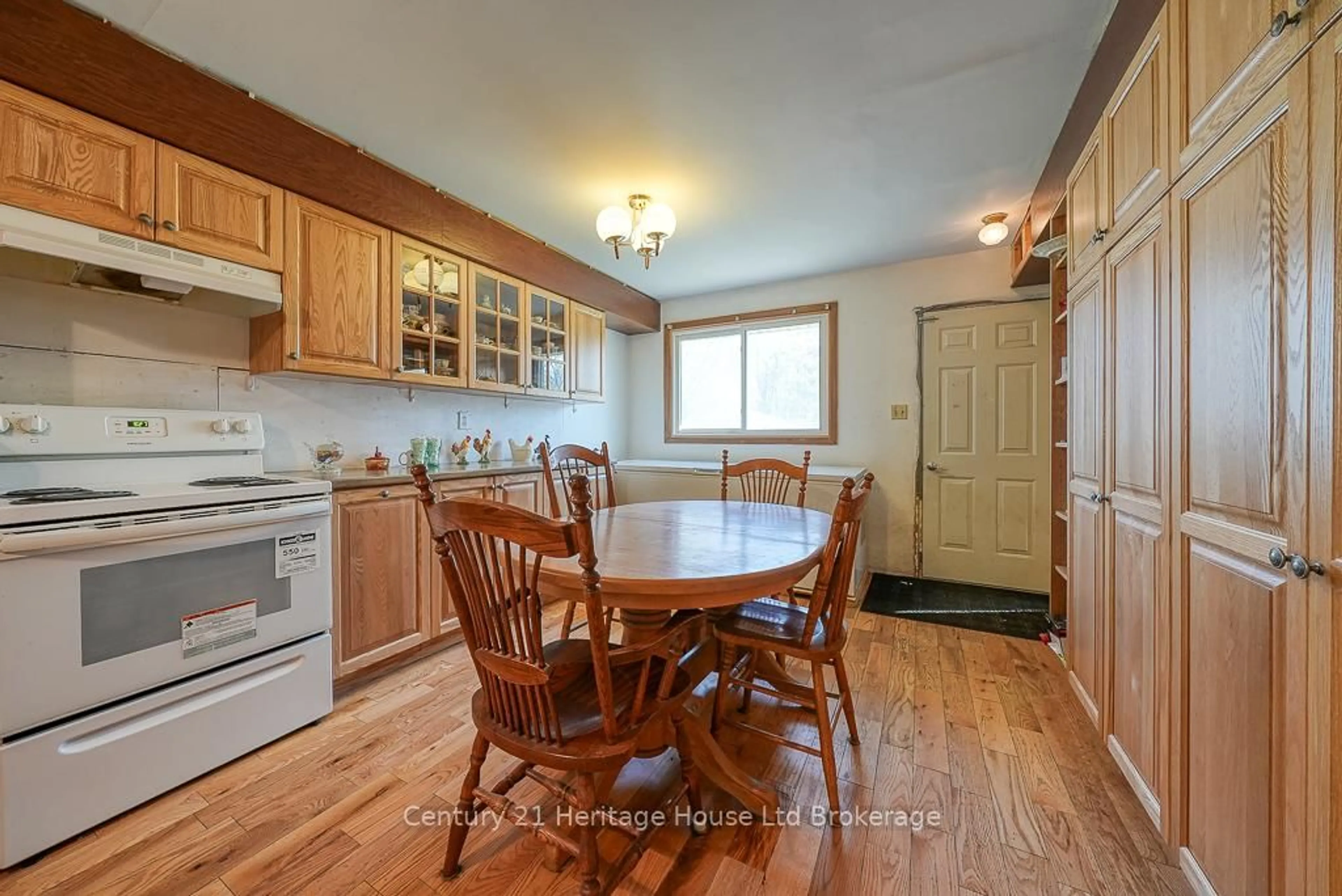 Dining room, wood/laminate floor for 29 Devonshire Ave, Tillsonburg Ontario N4G 4K7