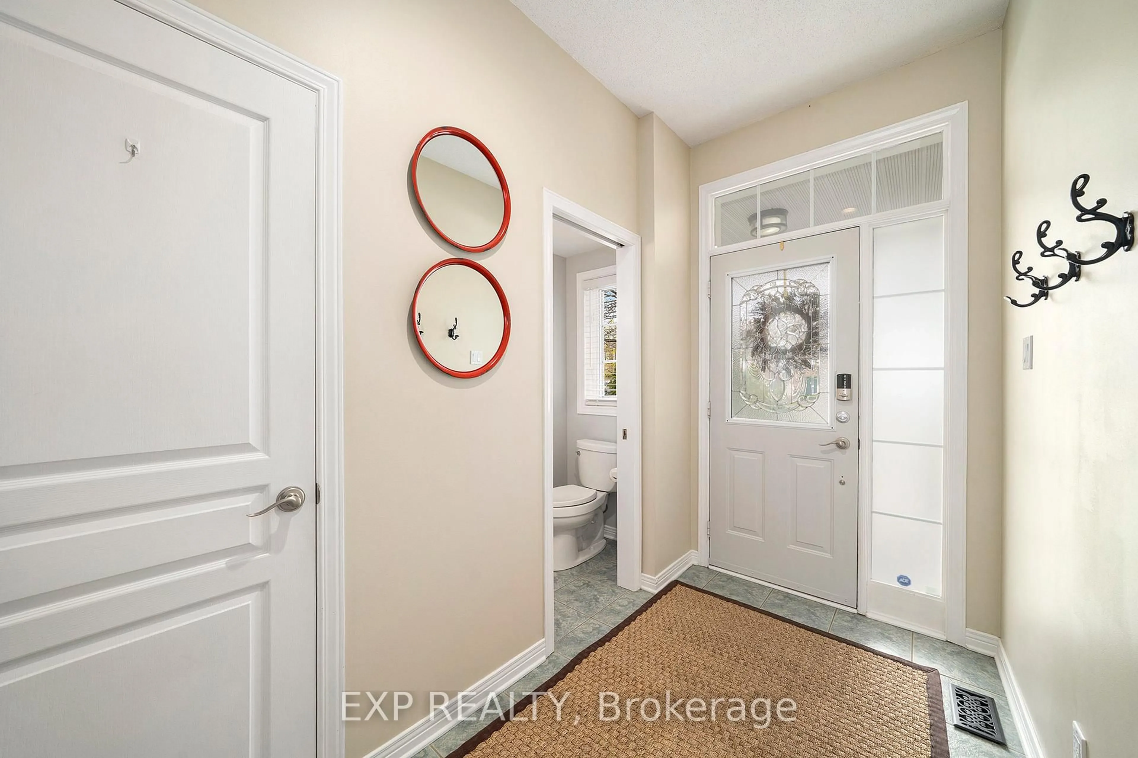 Indoor entryway for 960 Lucille Way, Ottawa Ontario K4A 4H9