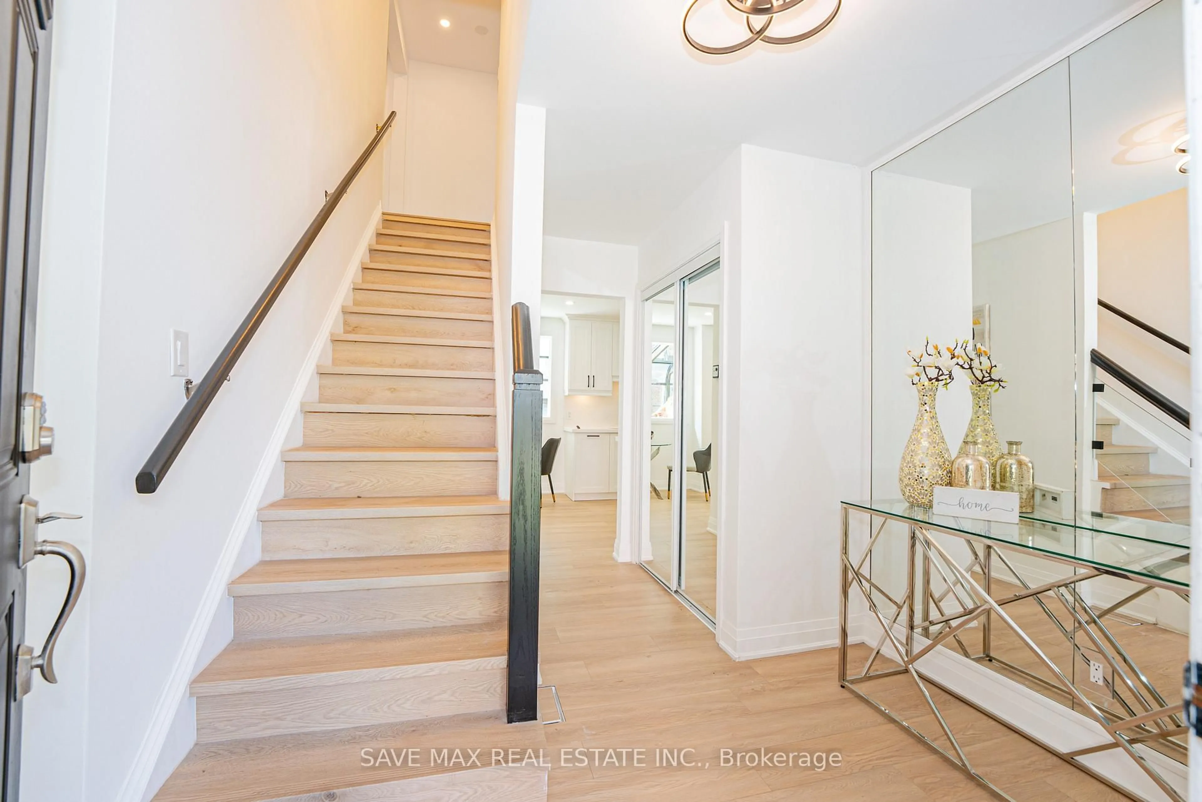 Indoor entryway for 281 PARKMOUNT Dr, Waterloo Ontario N2L 5R4