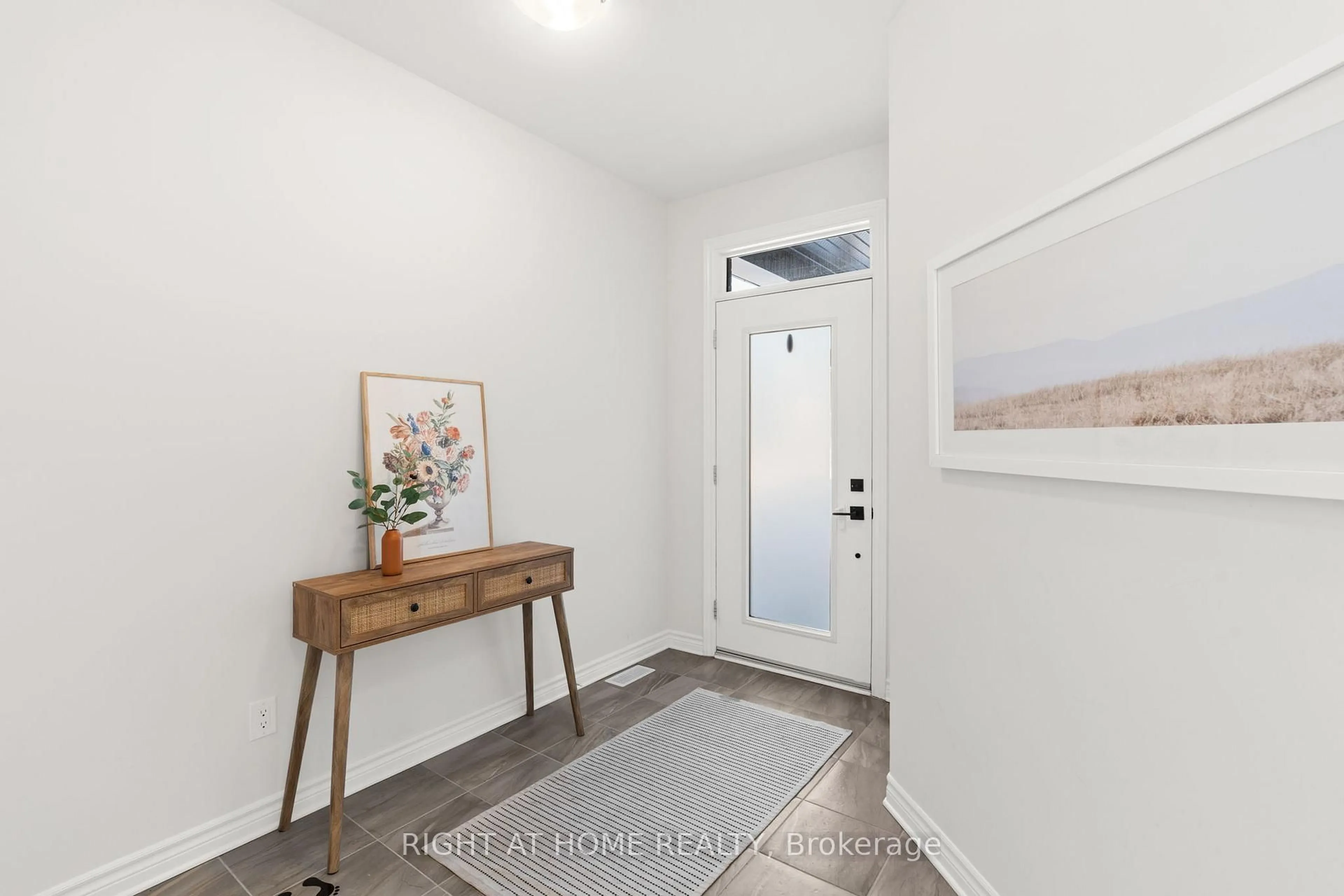 Indoor entryway for 56 Viceroy Mews N/A, Ottawa Ontario K1X 0J5