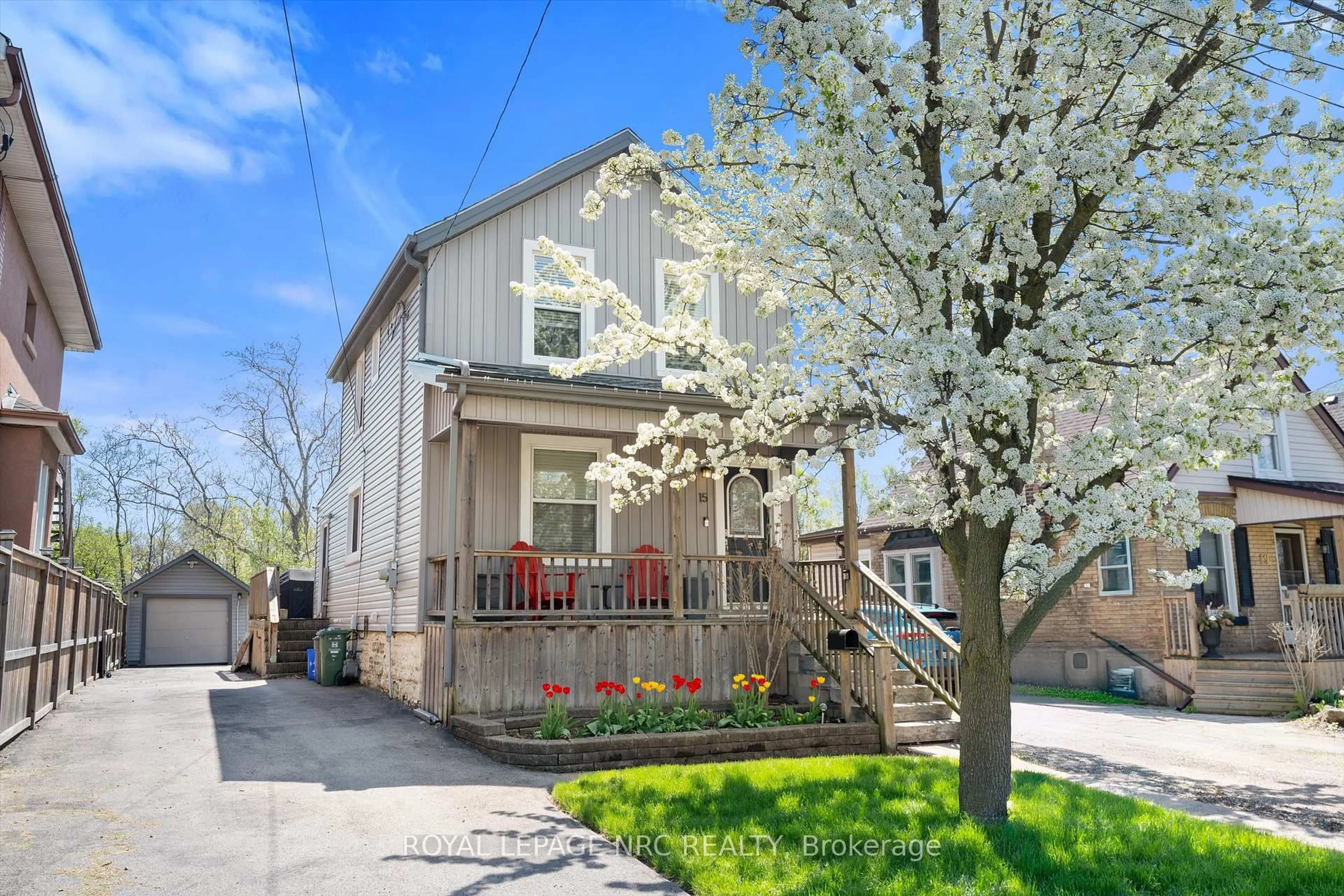 Patio, street for 15 East 24th St, Hamilton Ontario L8V 2X8
