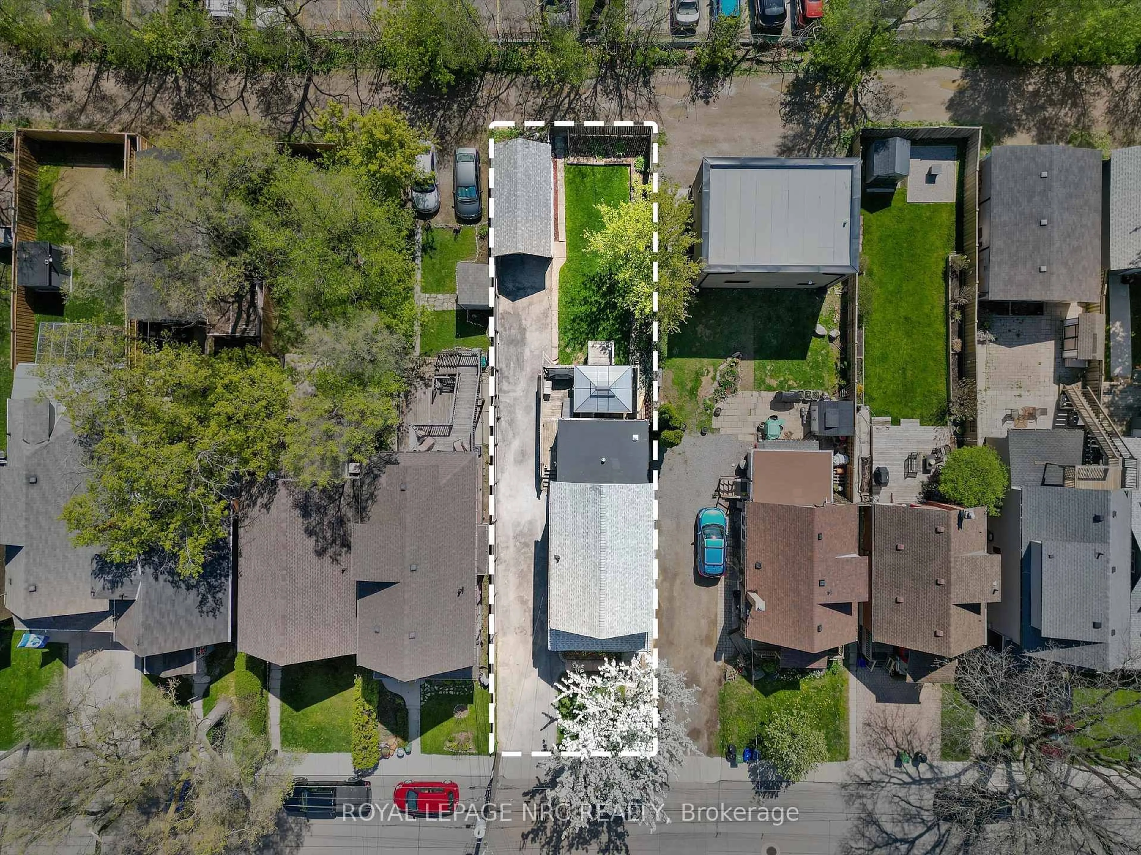 A pic from outside/outdoor area/front of a property/back of a property/a pic from drone, street for 15 East 24th St, Hamilton Ontario L8V 2X8