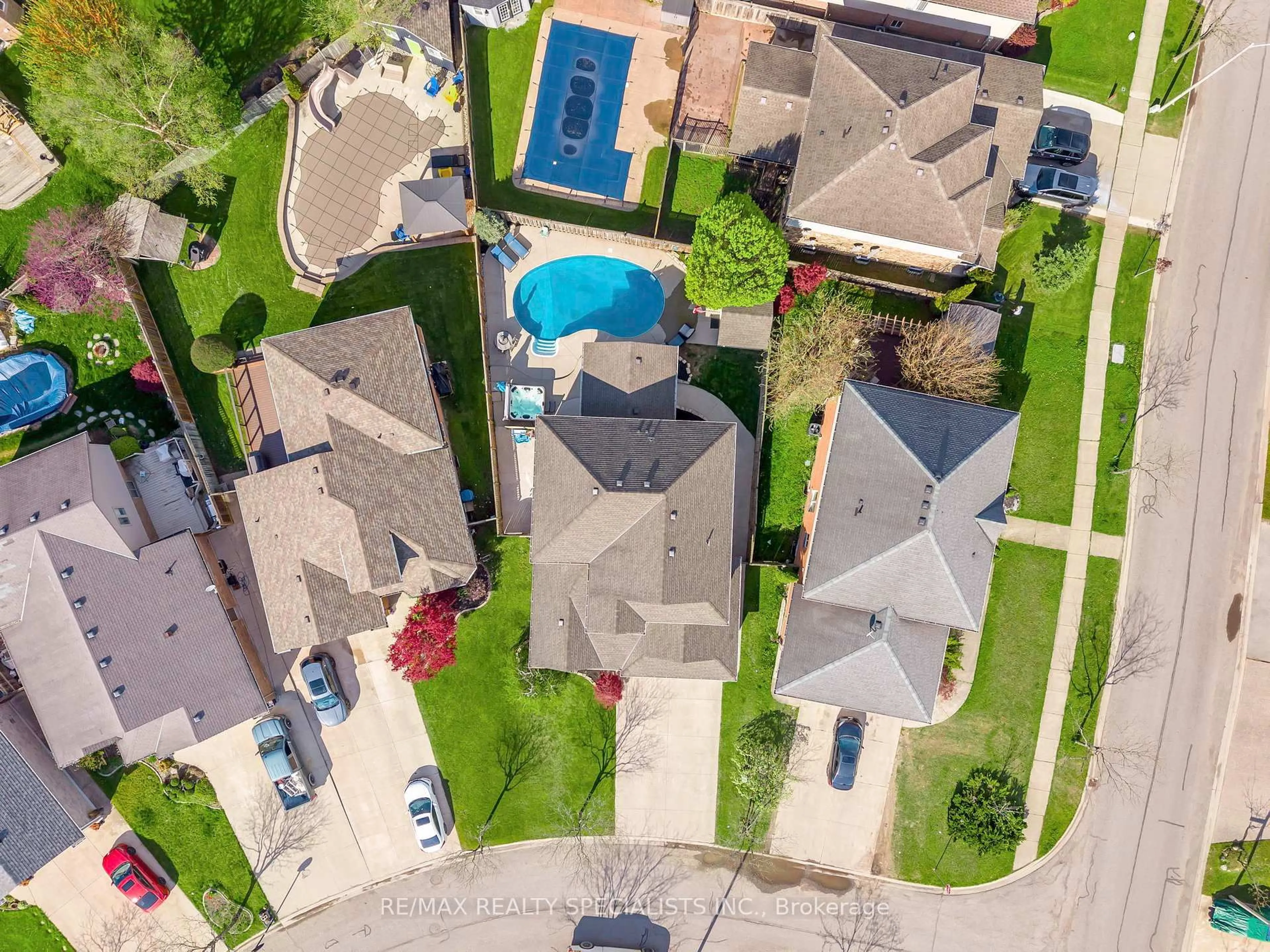 A pic from outside/outdoor area/front of a property/back of a property/a pic from drone, street for 8087 Beaver Glen Dr, Niagara Falls Ontario L2H 3K5