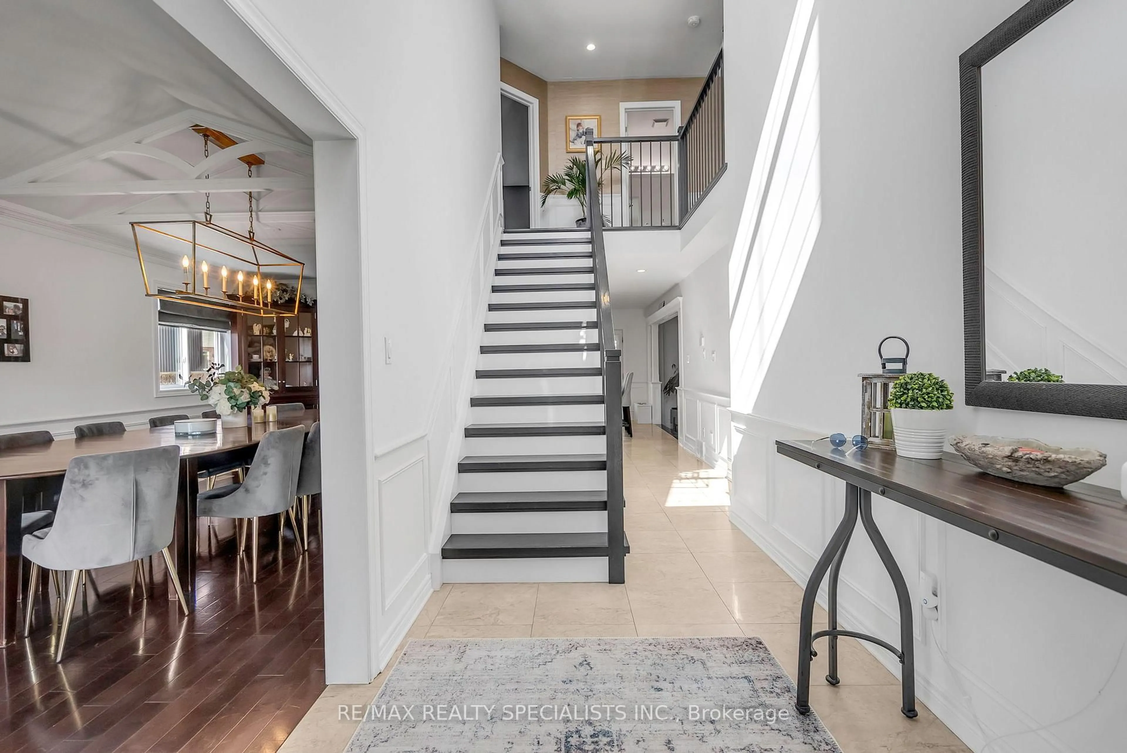 Indoor entryway for 8087 Beaver Glen Dr, Niagara Falls Ontario L2H 3K5