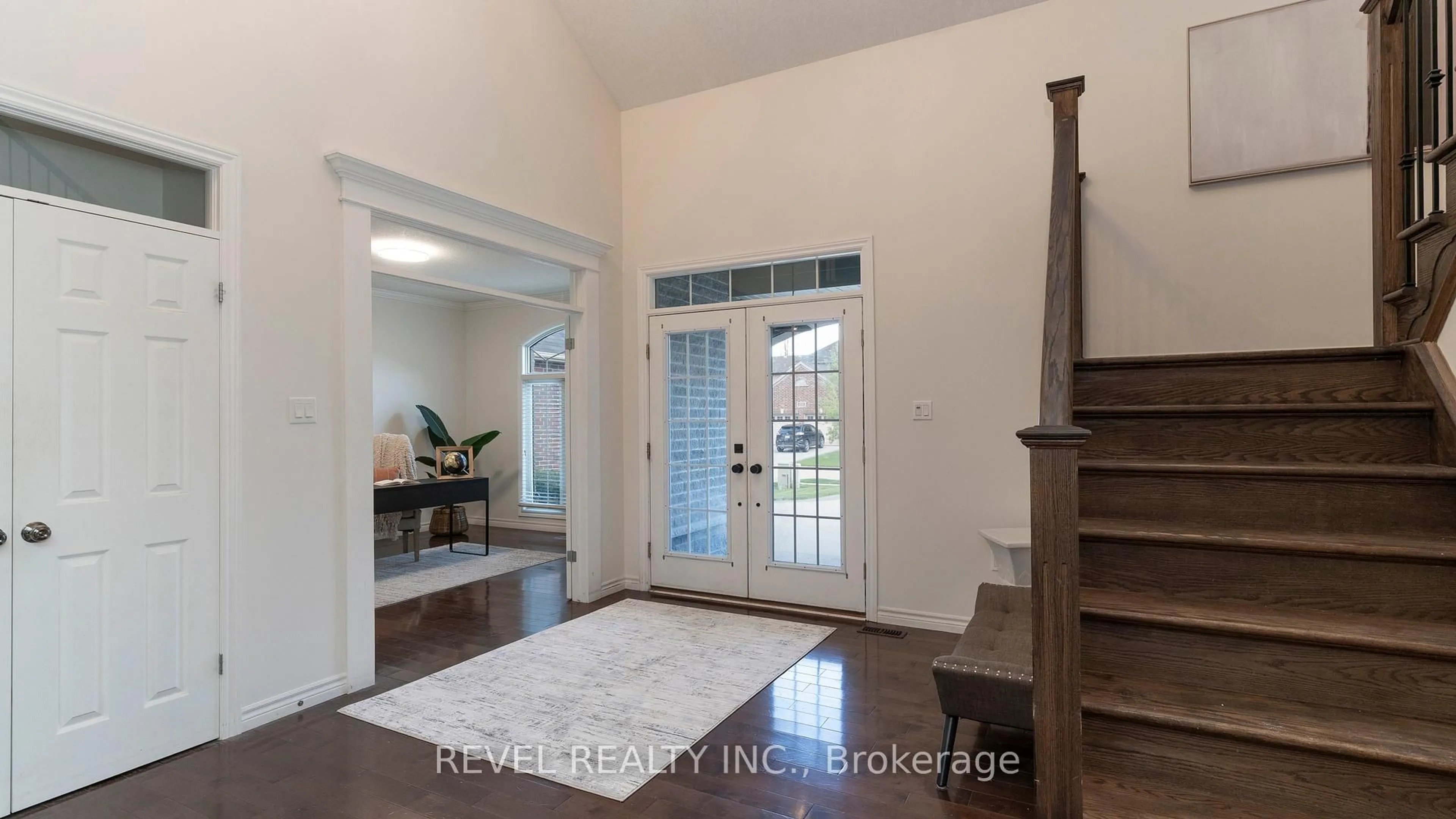 Indoor entryway for 1520 Logans Tr, London South Ontario N6K 0B3