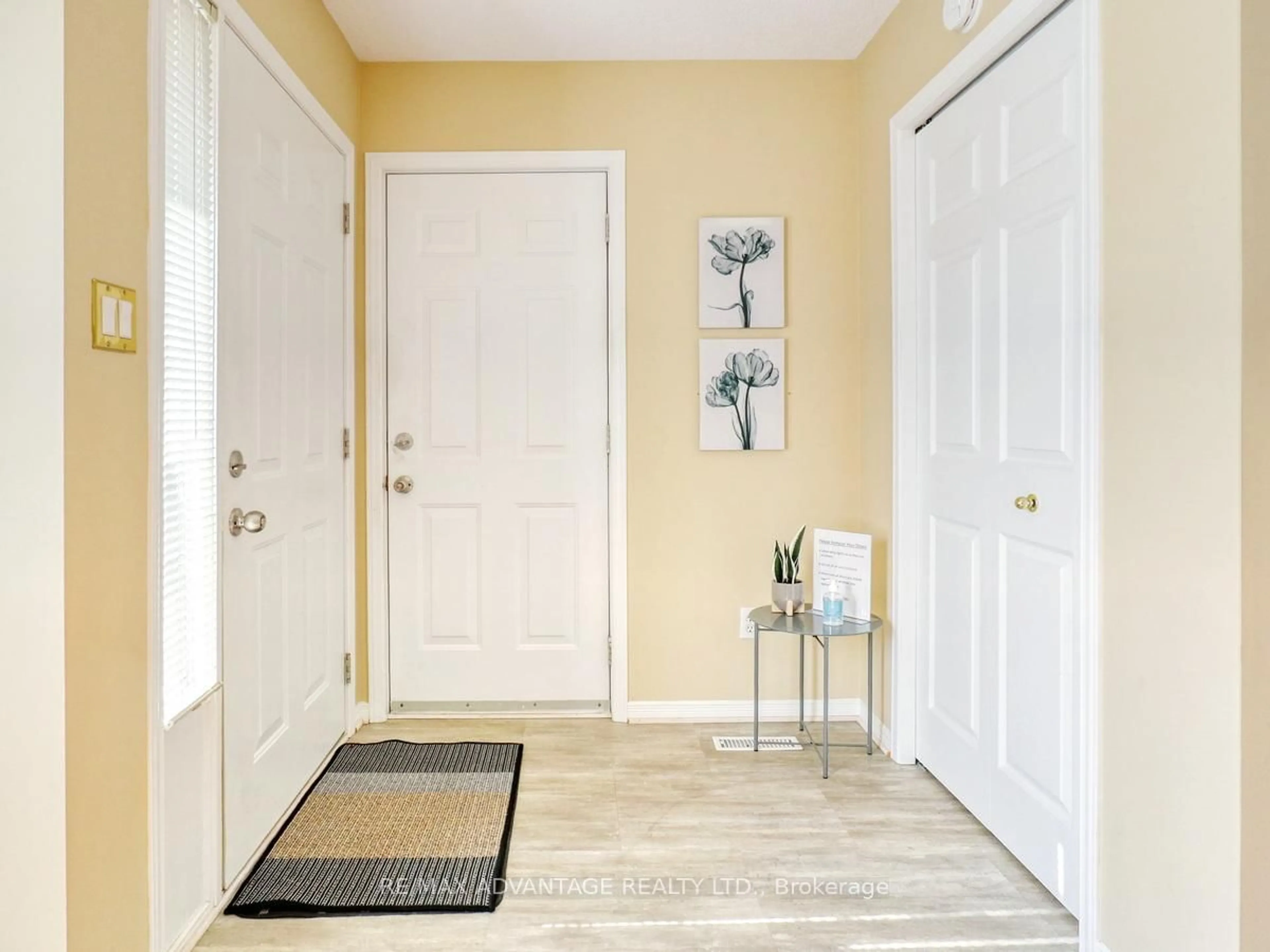 Indoor entryway for 100 Stroud Cres #14, London South Ontario N6E 4A1