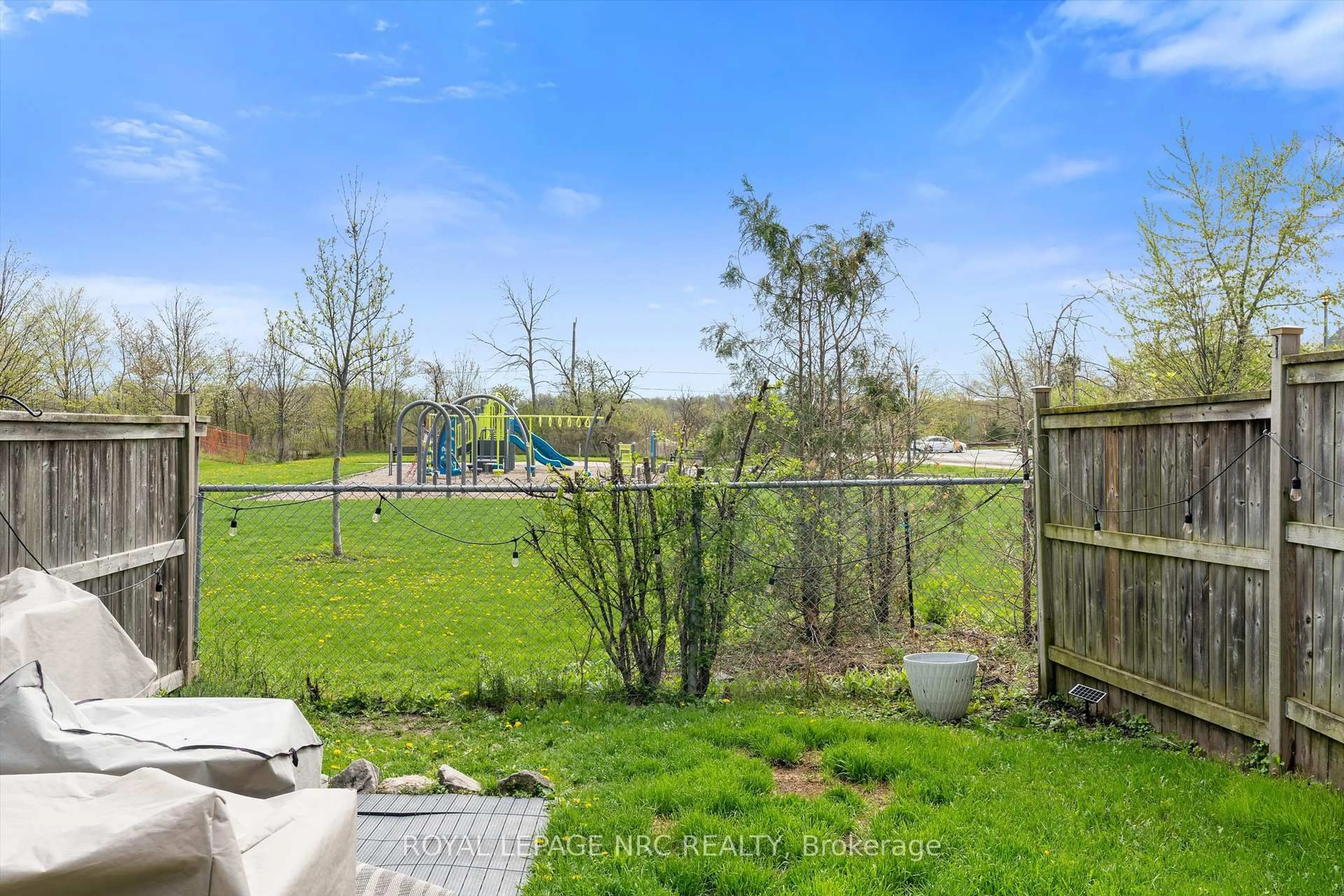 A pic from outside/outdoor area/front of a property/back of a property/a pic from drone, water/lake/river/ocean view for 6 Mackenzie King Ave, St. Catharines Ontario L2P 0A1