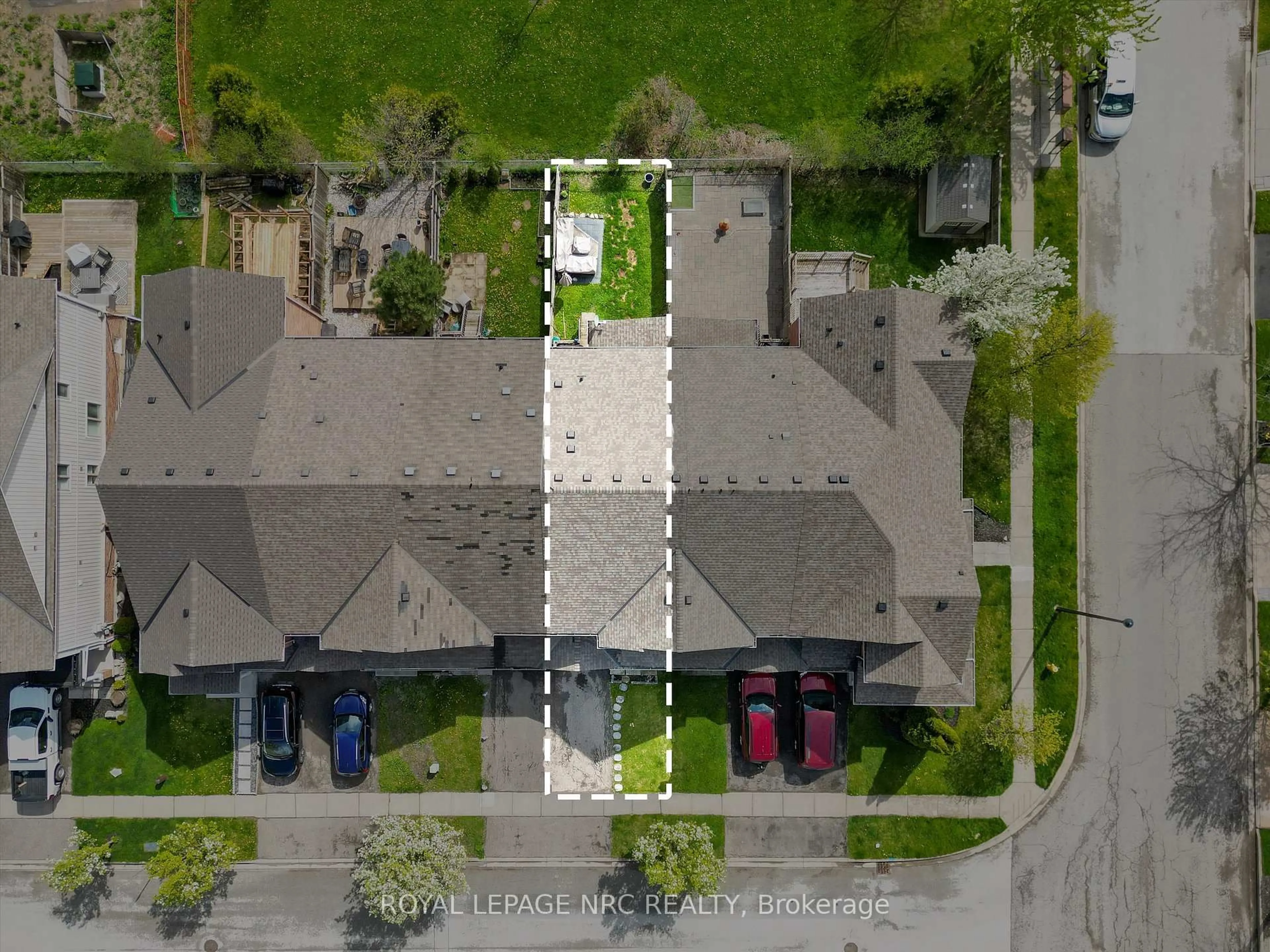A pic from outside/outdoor area/front of a property/back of a property/a pic from drone, street for 6 Mackenzie King Ave, St. Catharines Ontario L2P 0A1
