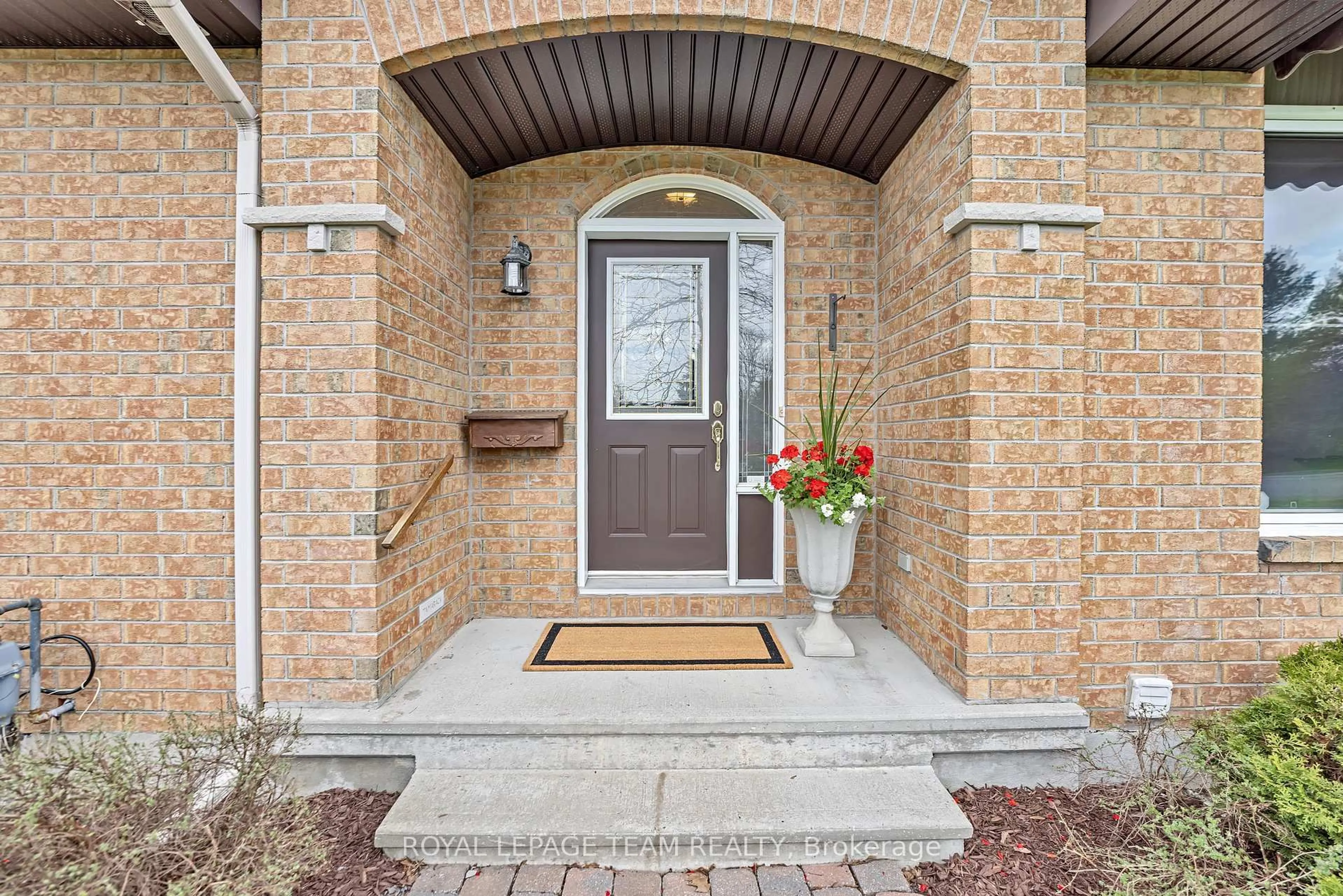 Indoor entryway for 2 Peregrine Cres, Kanata Ontario K2M 2T3